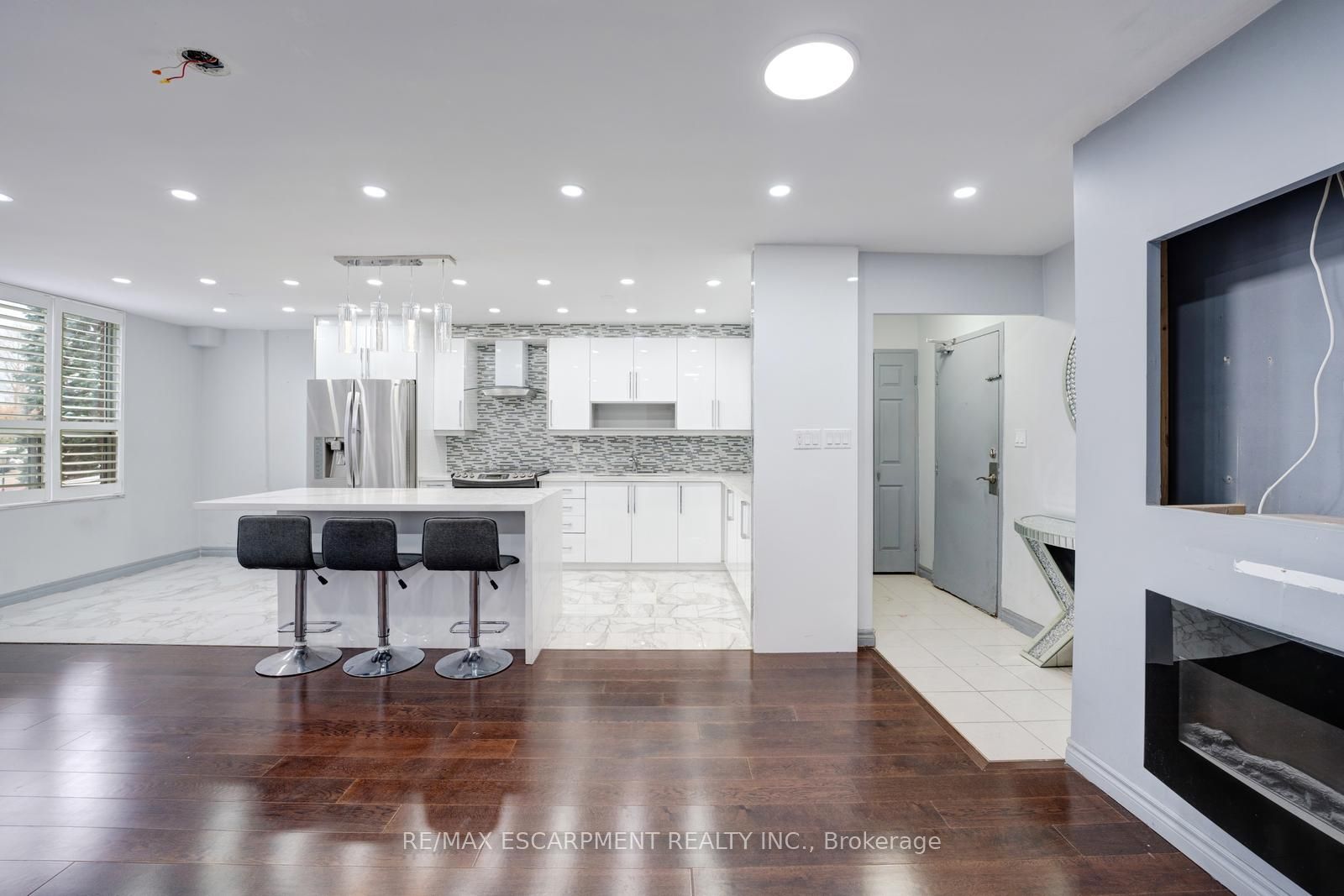 10 Edgecliff Golfway 206, Toronto, ON M3C 3A3 photo 4