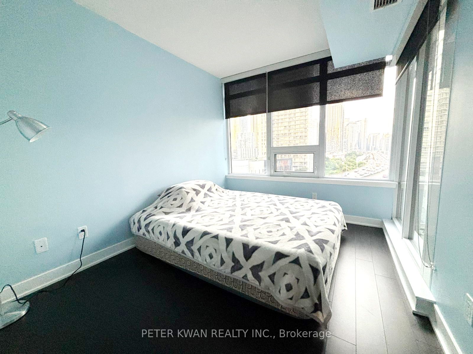 19 Bathurst Street 1007, Toronto, ON M5V 0N2 photo 4