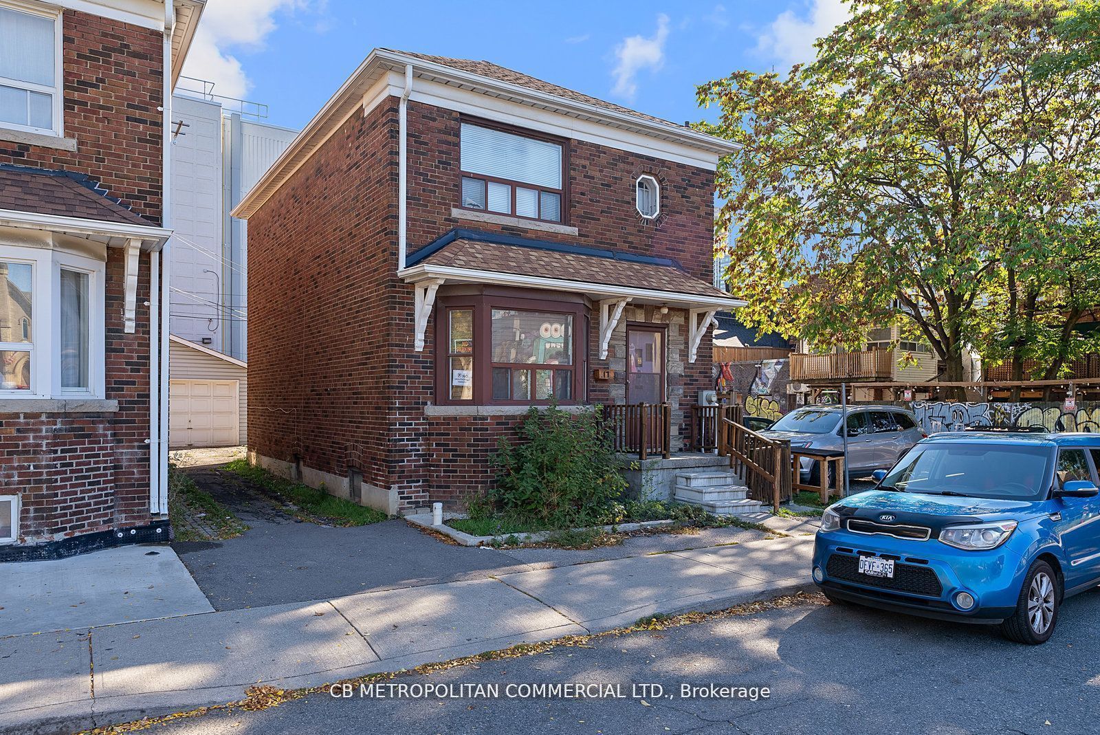 17 Augusta Avenue, Toronto, ON M5T 2K7 photo 2