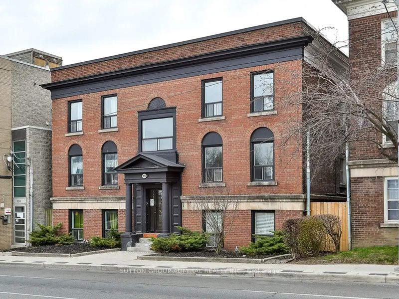 915 St Clair Avenue W 2, Toronto, ON M6C 1C7