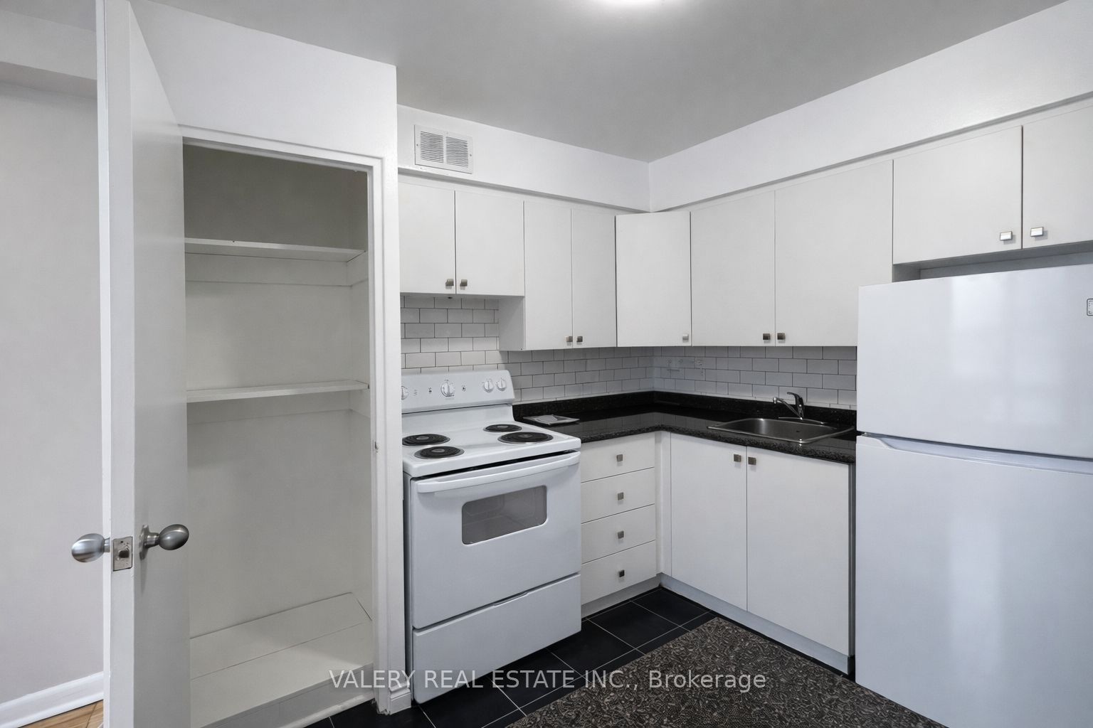 42 Thorncliffe Park Drive 506, Toronto, ON M4H 1K1 photo 3