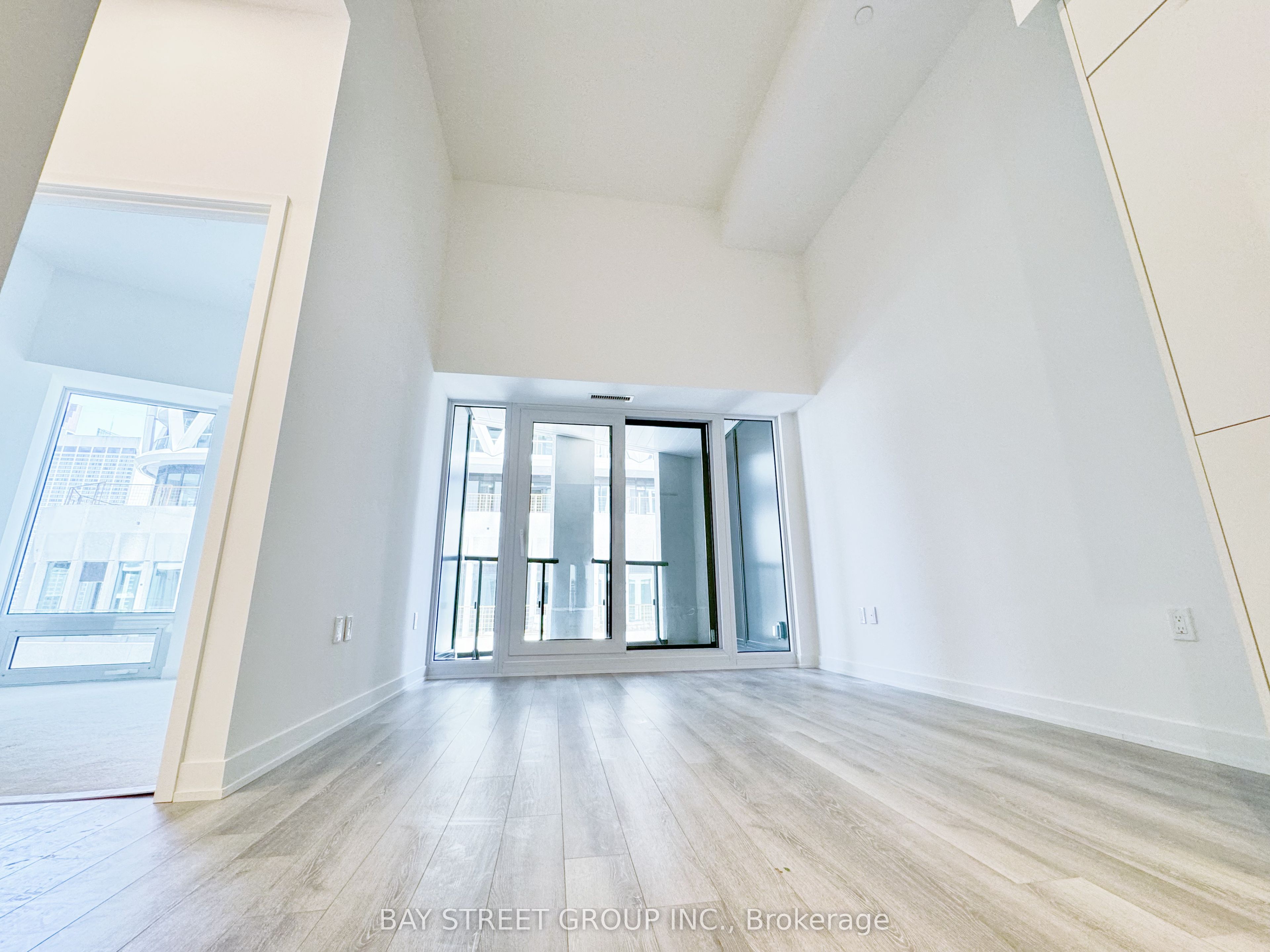 238 Simcoe Street 606, Toronto, ON M5T 3B9 photo 2