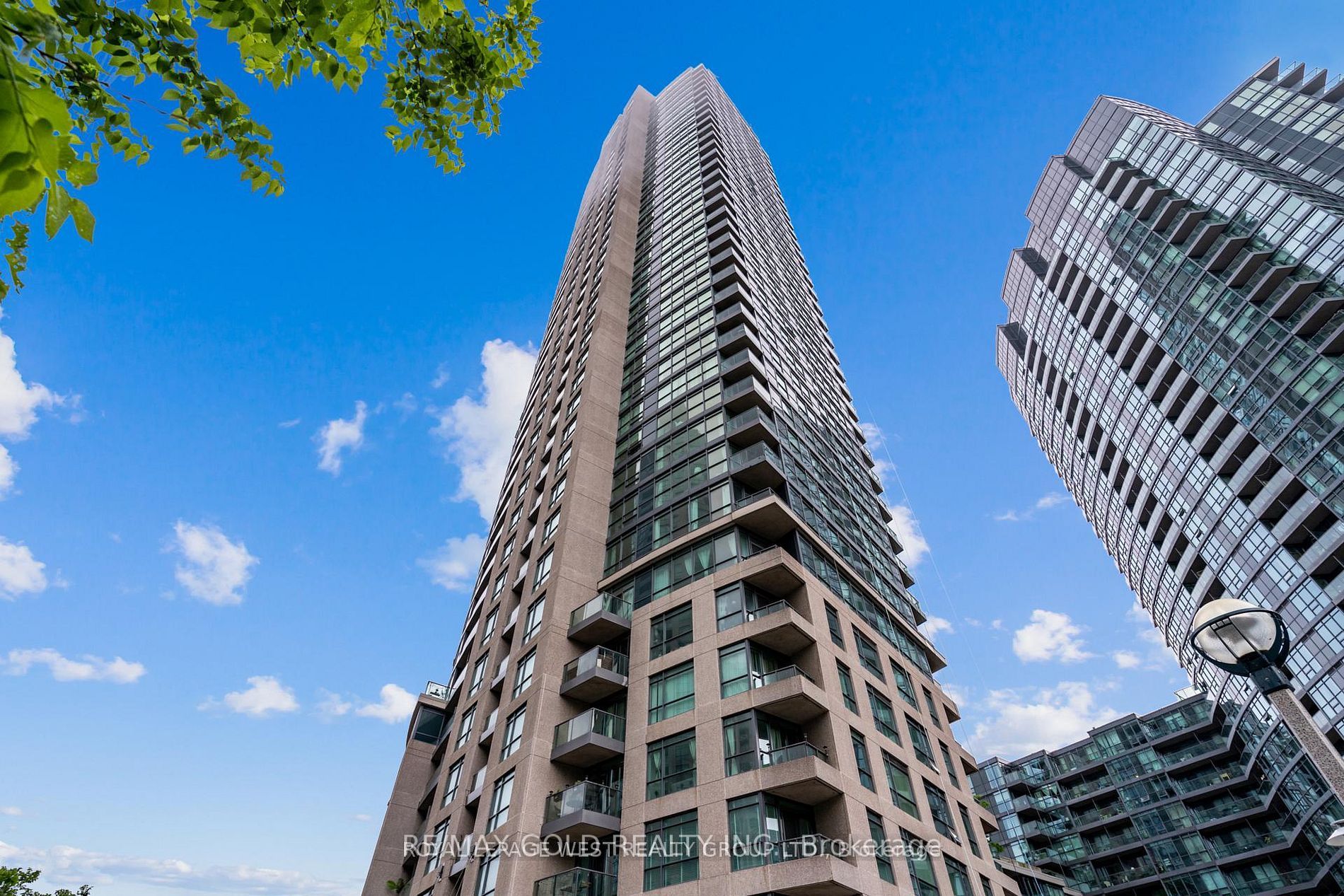219 Fort York Boulevard 1211, Toronto, ON M5V 1B1