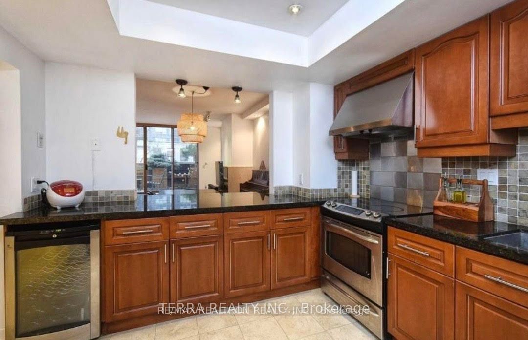 1 Duplex Avenue 105, Toronto, ON M2M 4G6 photo 2
