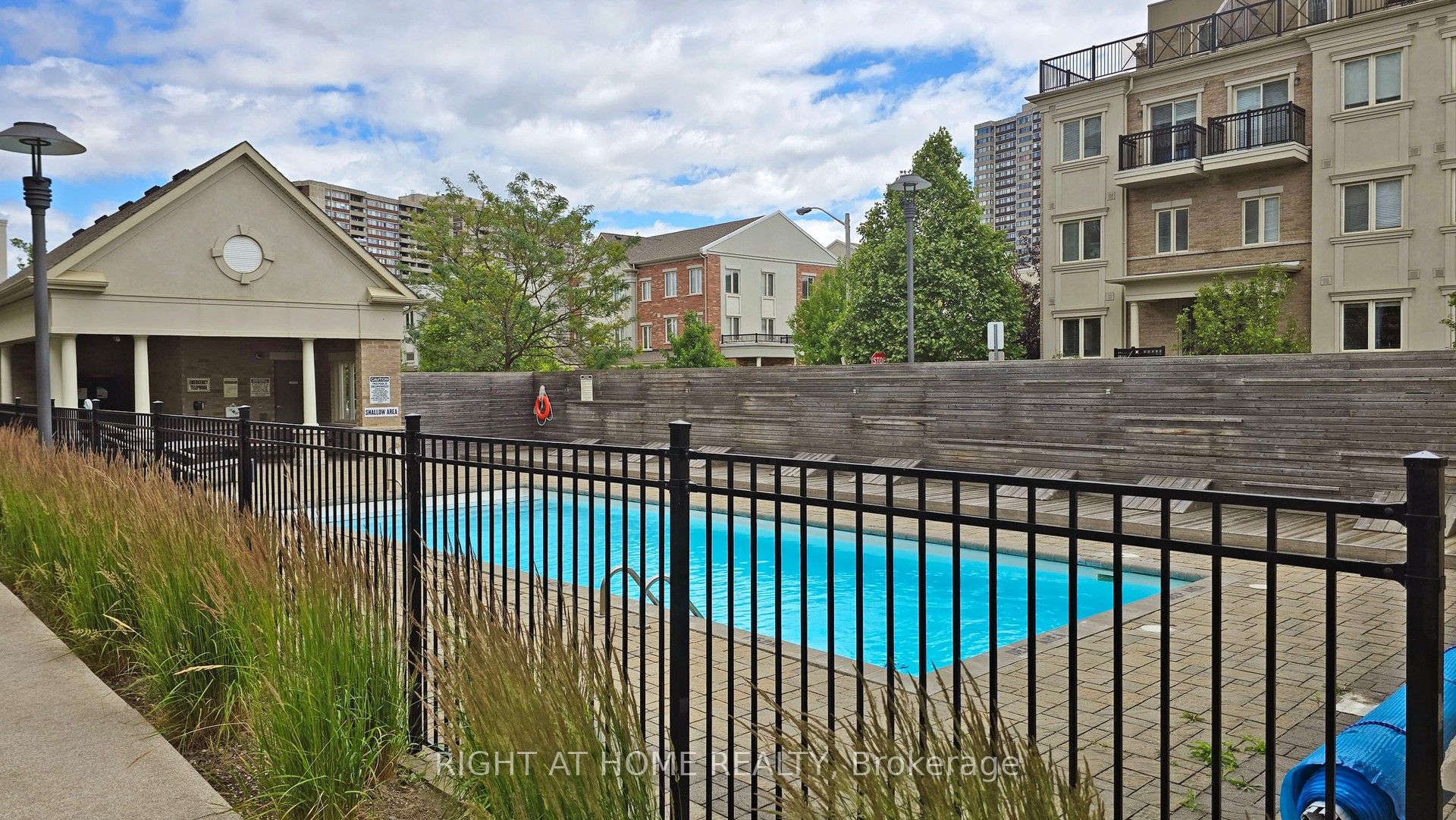 19 Coneflower Crescent 258, Toronto, ON M2R 0A5 photo 2