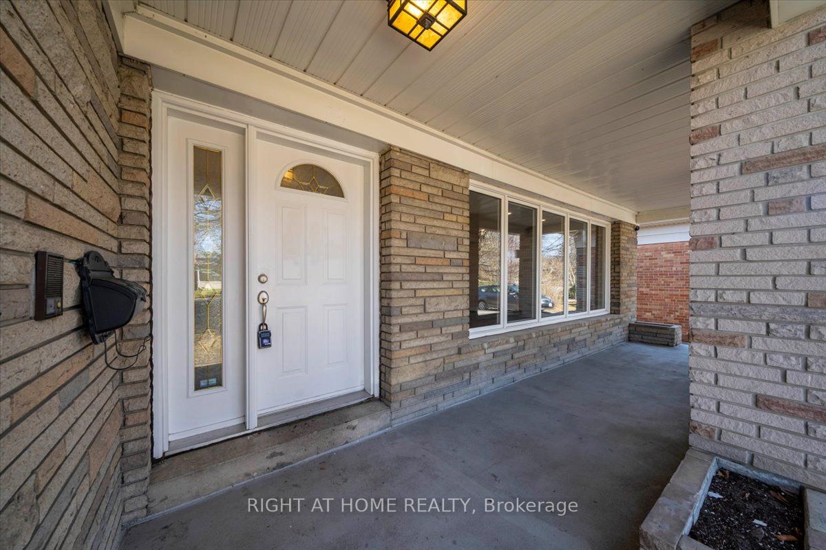 23 Christine Crescent, Toronto, ON M2R 1A4 photo 4