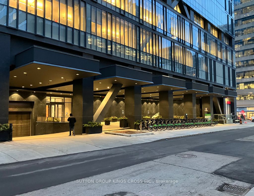 488 University Avenue 3901, Toronto, ON M5G 0C1