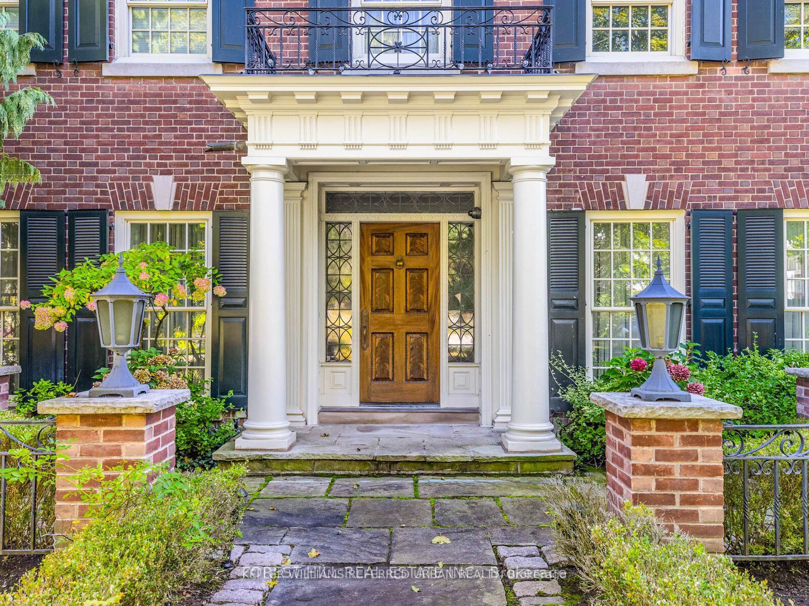 11 Dewbourne Avenue, Toronto, ON M5P 1Z3 photo 3