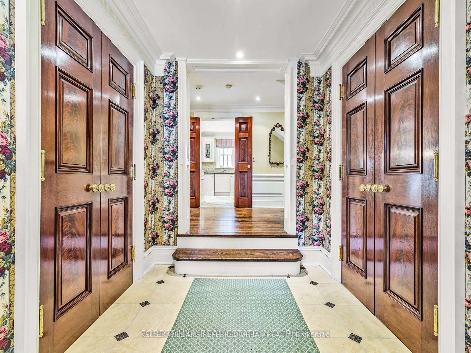 11 Dewbourne Avenue, Toronto, ON M5P 1Z3 photo 5