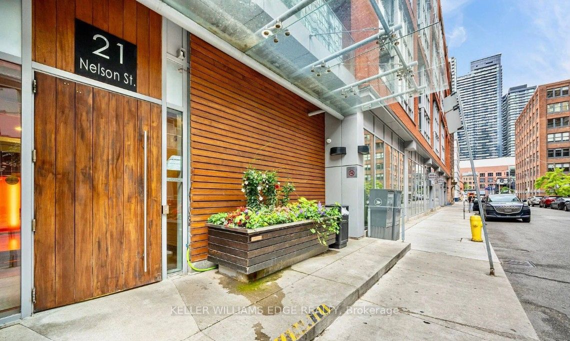 21 Nelson Street 414, Toronto, ON M5V 1T8 photo 3