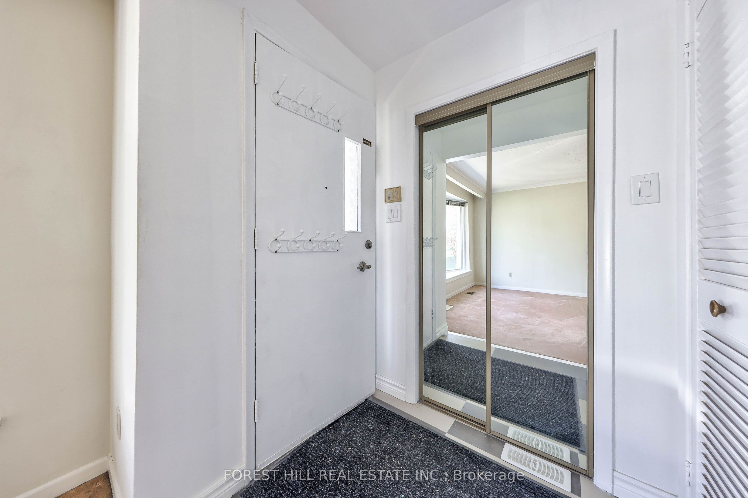 63 Hopperton Drive, Toronto, ON M2L 2S7 photo 3