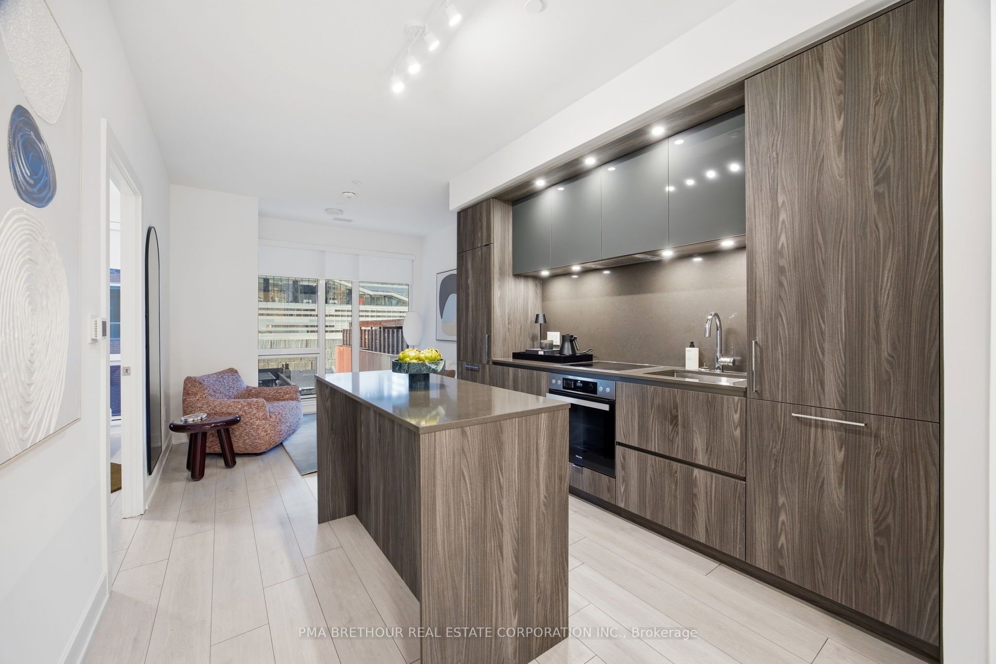 15 Mercer Street 518, Toronto, ON M5V 0T8