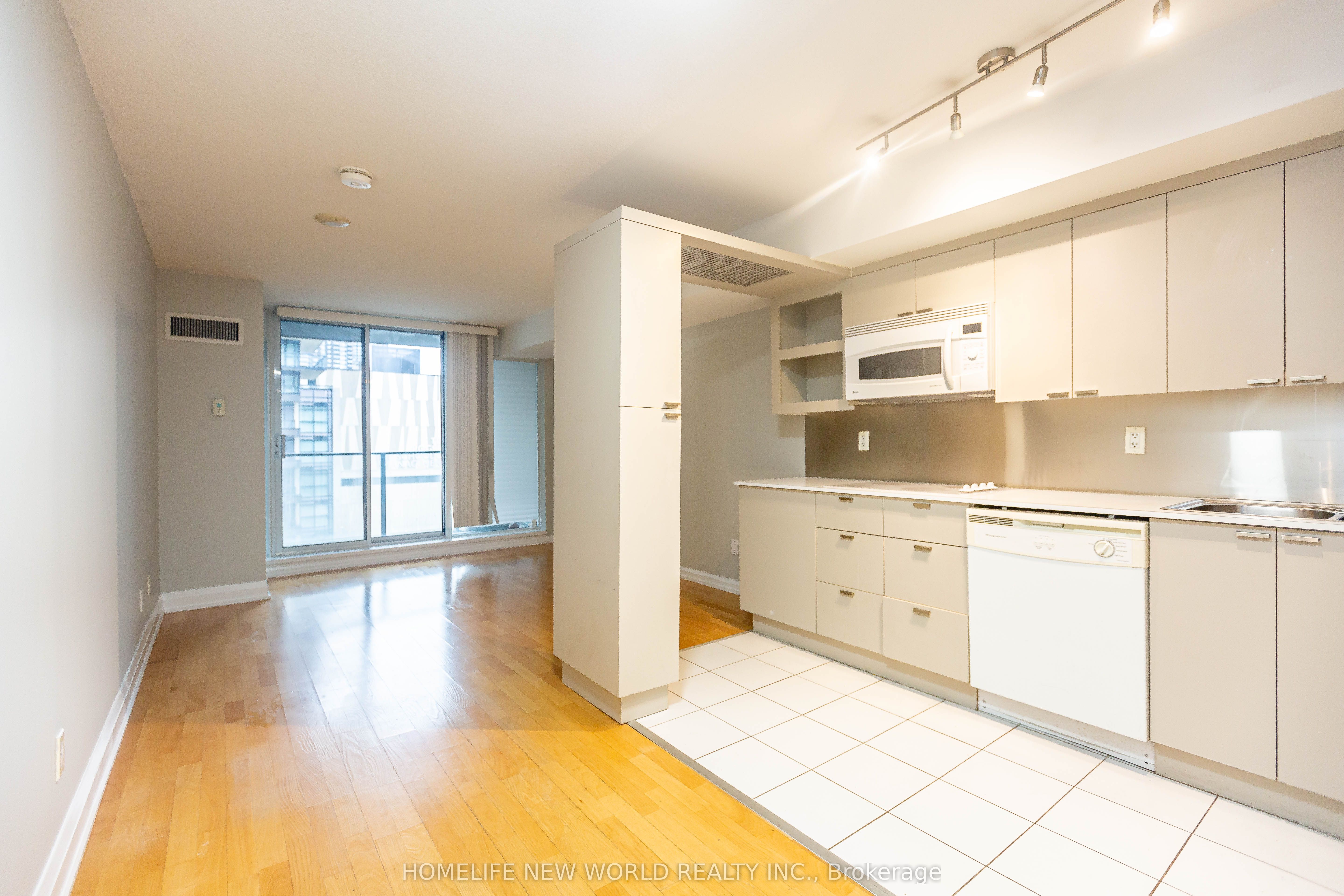 111 Elizabeth Street 951, Toronto, ON M5G 1P7 photo 2