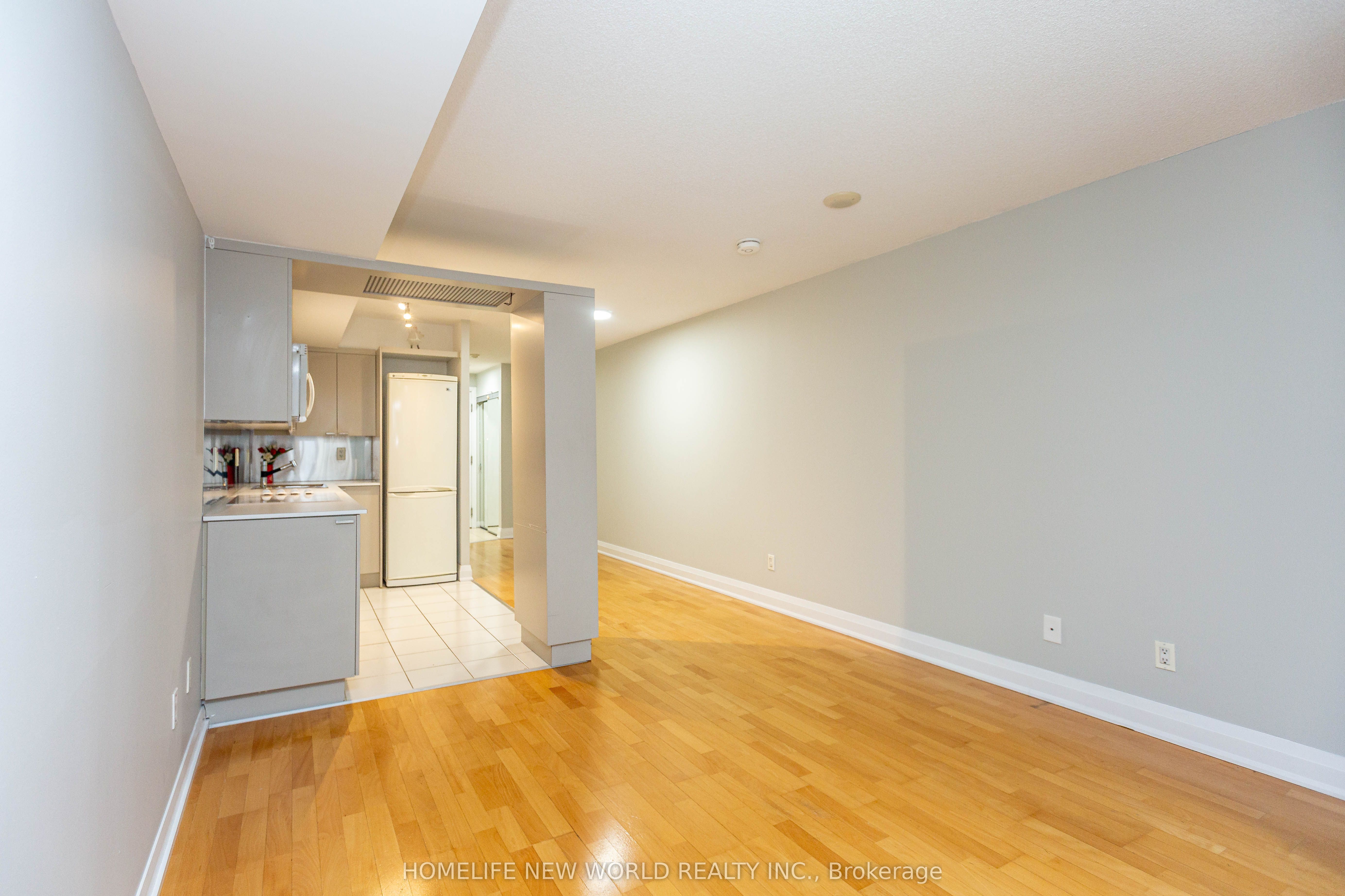 111 Elizabeth Street 951, Toronto, ON M5G 1P7 photo 4