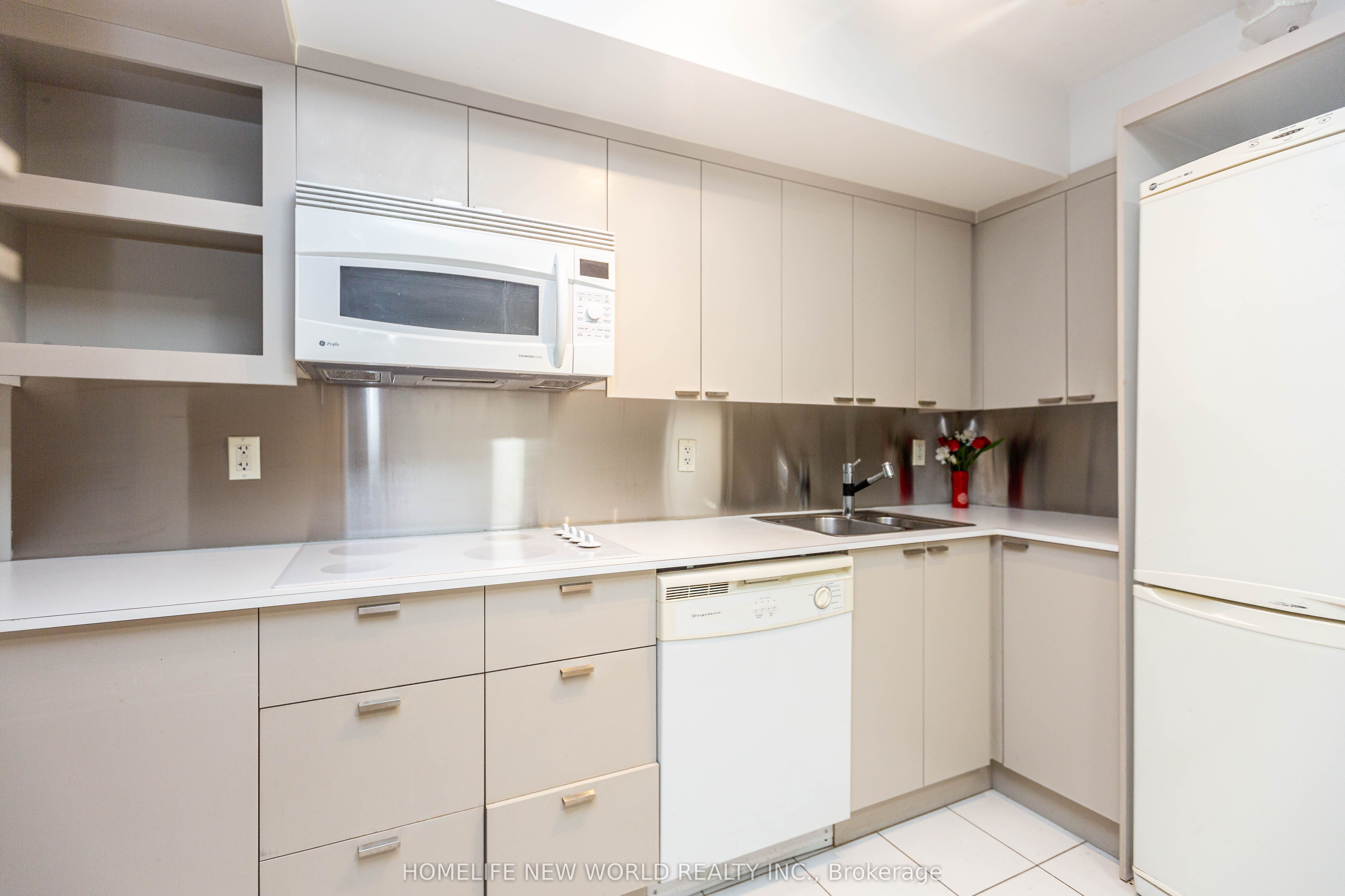 111 Elizabeth Street 951, Toronto, ON M5G 1P7 photo 5