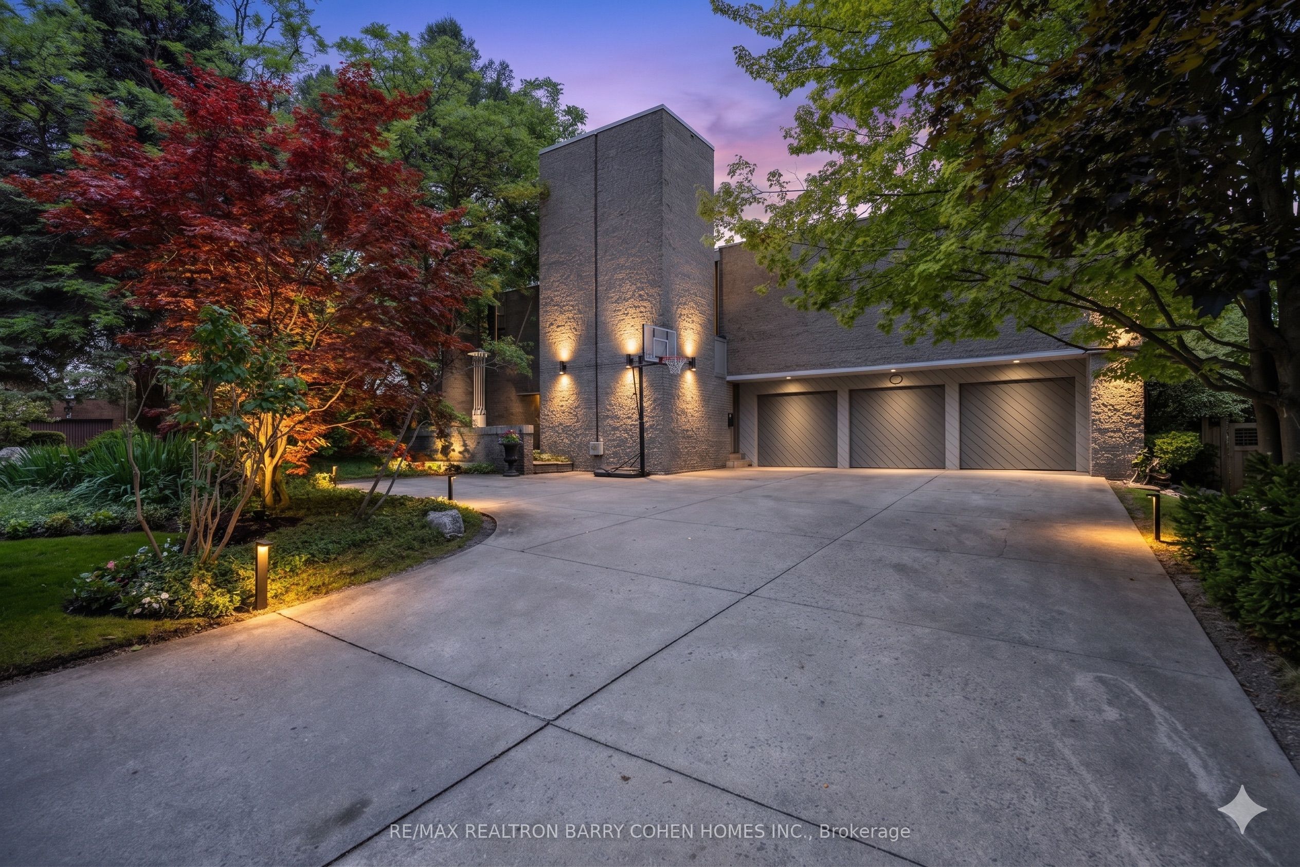 10 Penwood Crescent, Toronto, ON M3B 2B9