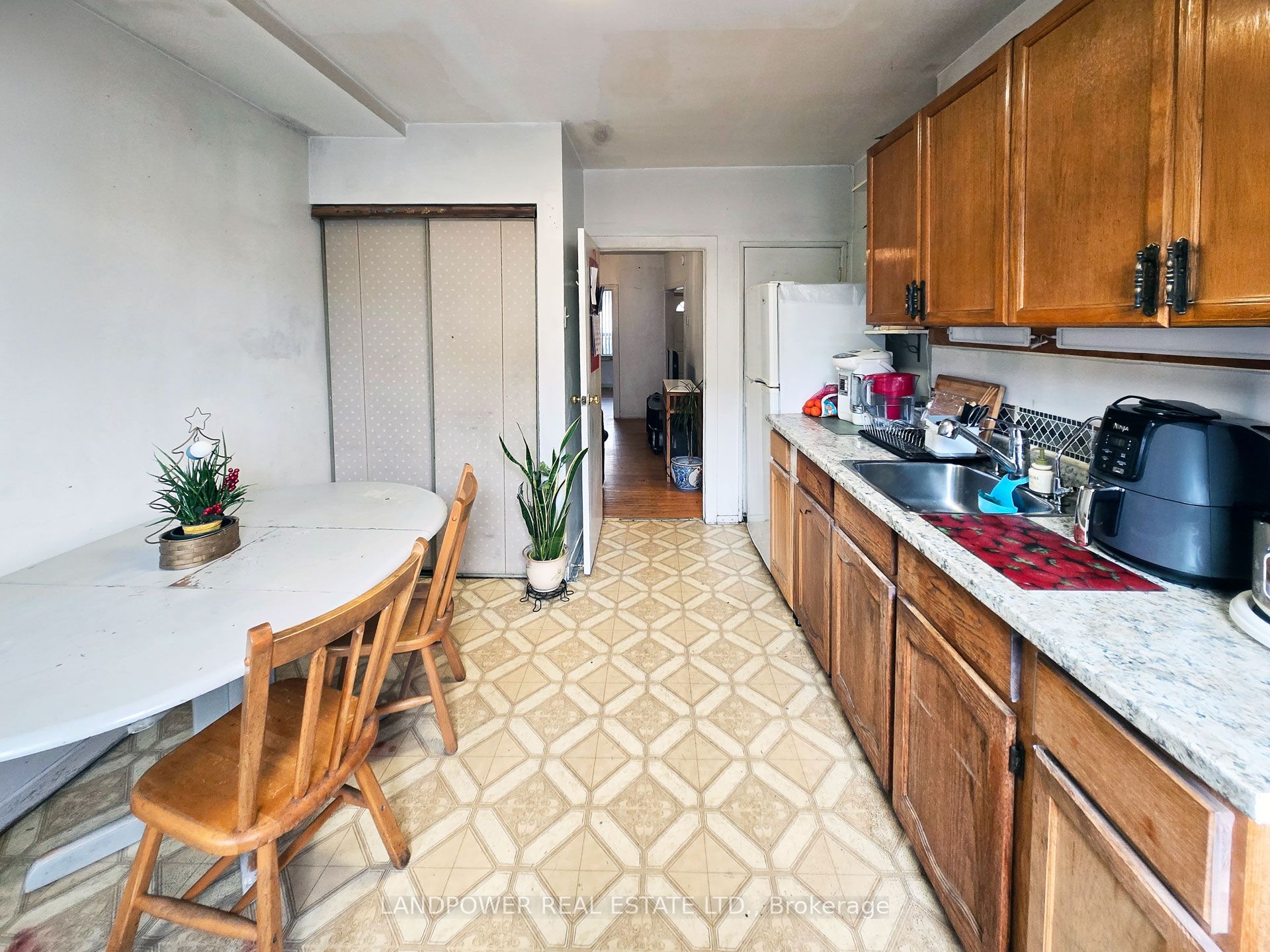 9 Saint Clarens Avenue, Toronto, ON M6K 2S2 photo 3