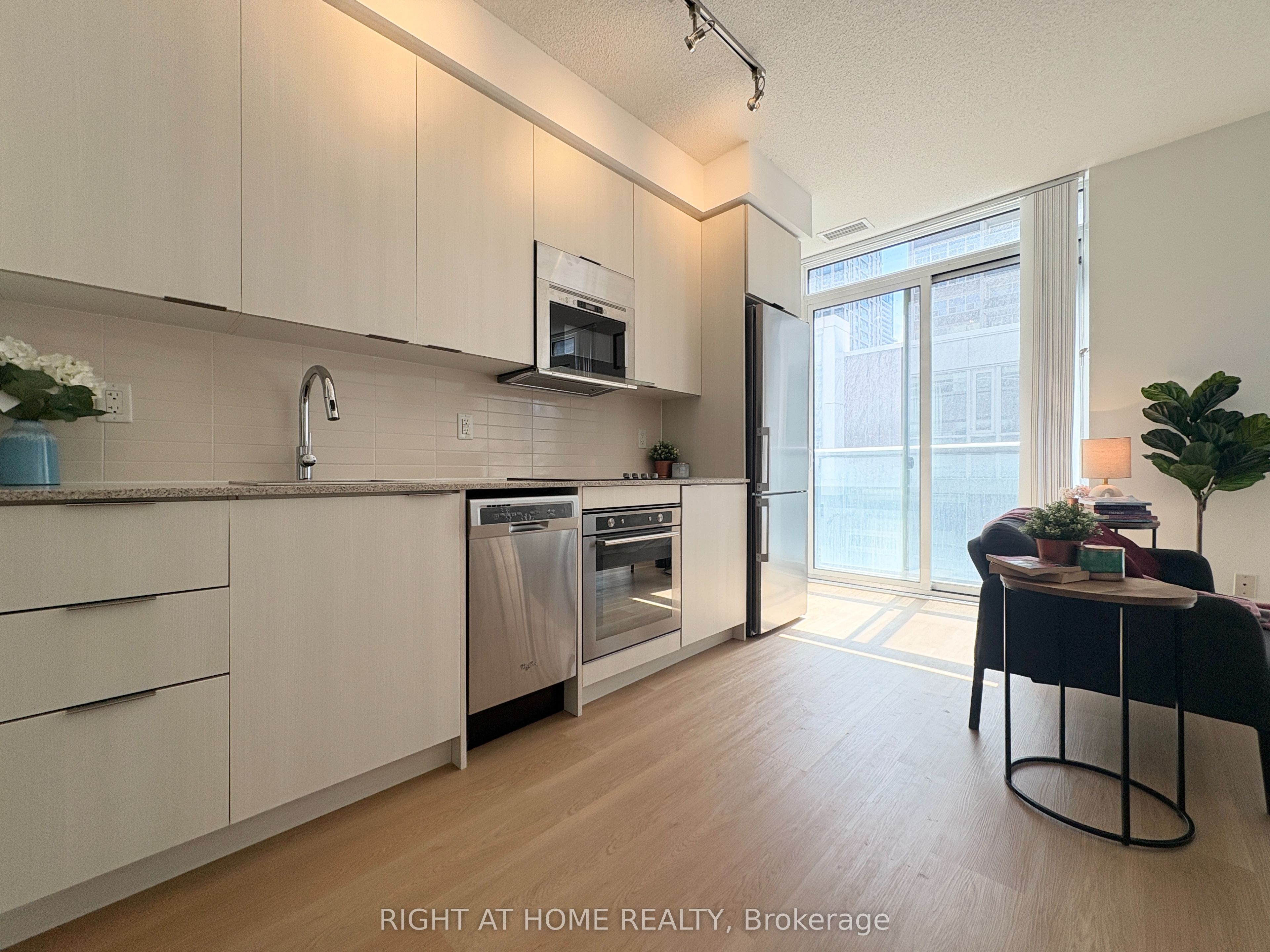 101 Erskine Avenue 308, Toronto, ON M4P 0C5 photo 3