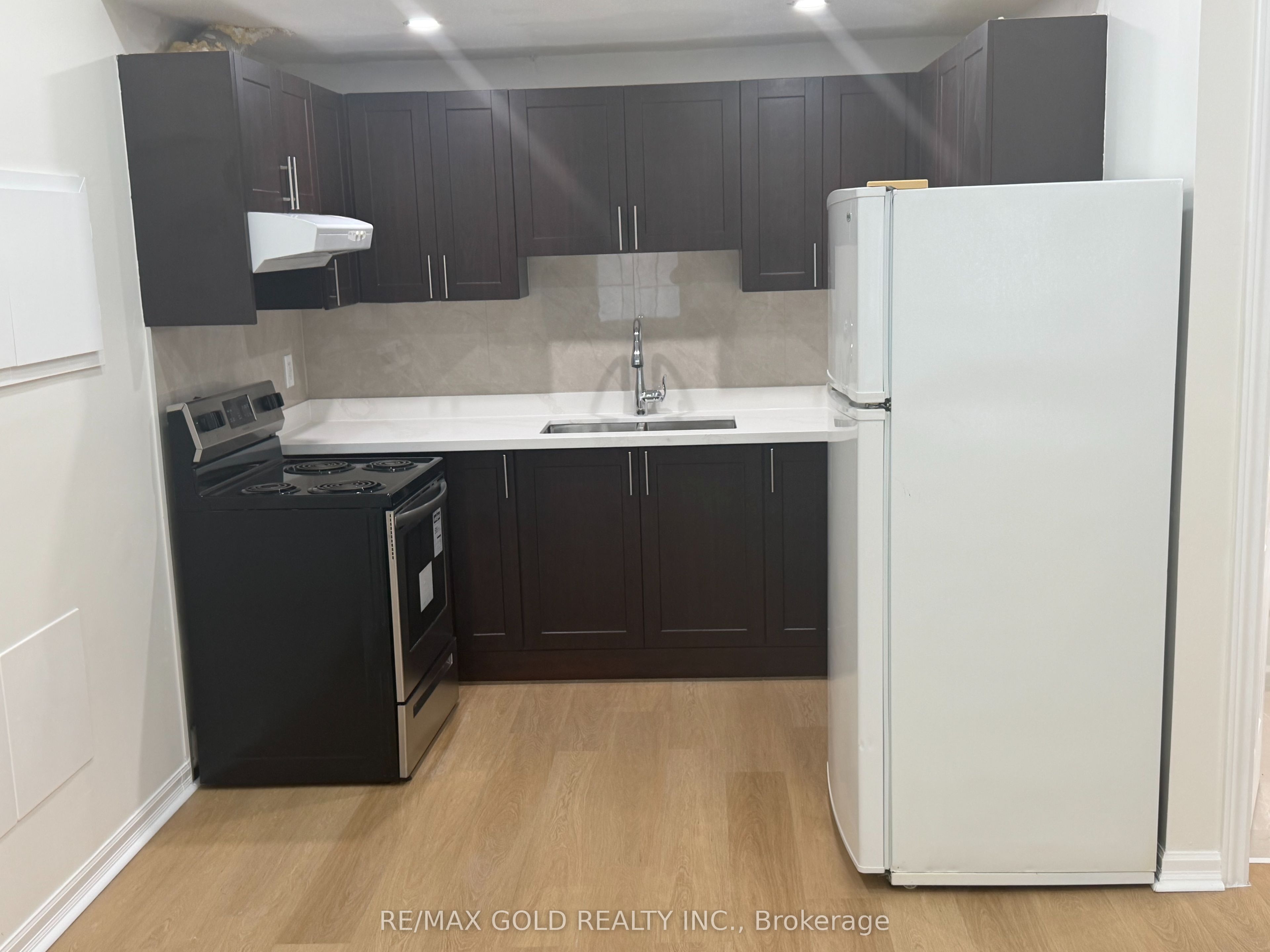 150 KENWOOD Avenue B, Toronto, ON M6C 2S3 photo 3