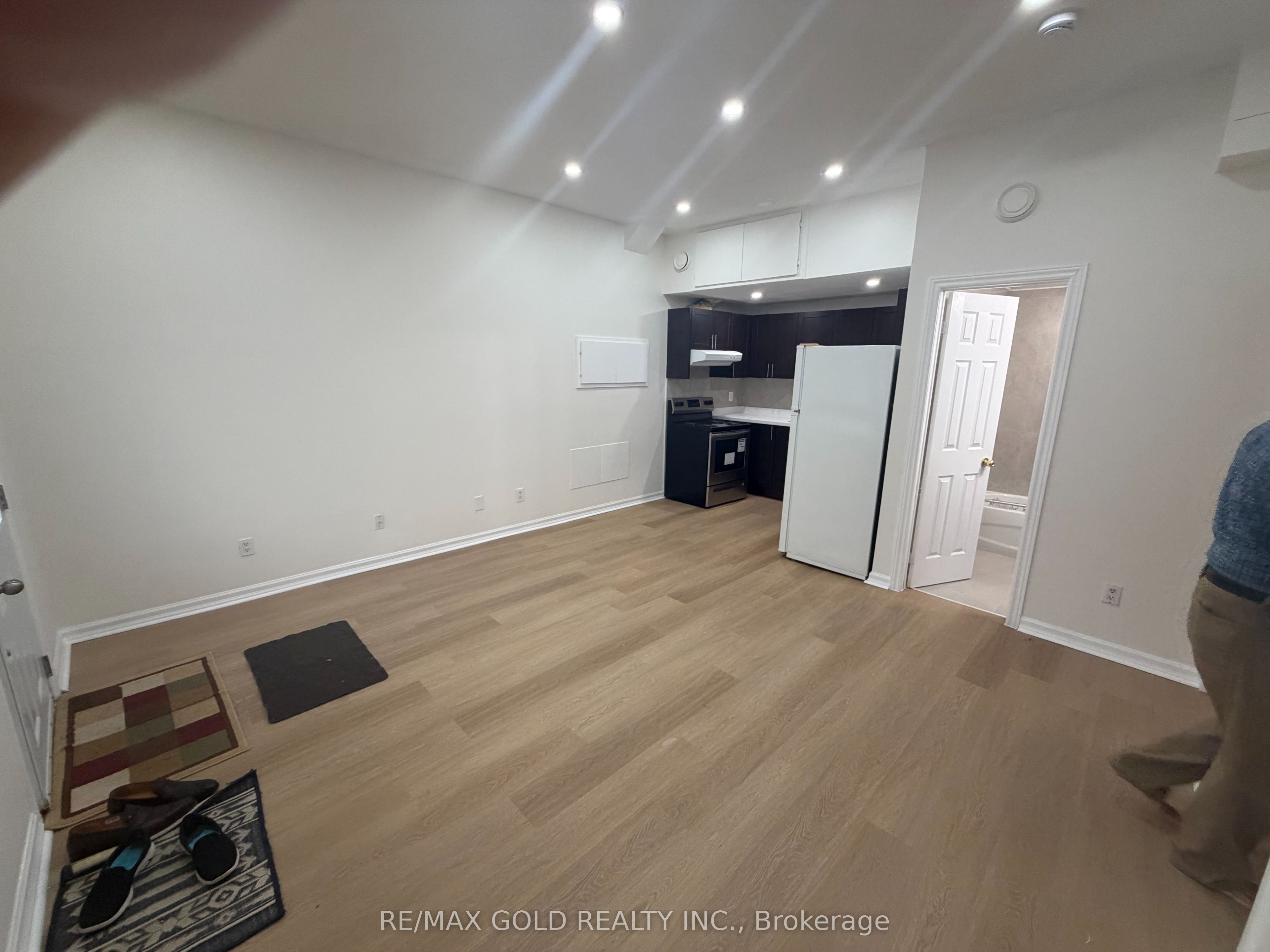 150 KENWOOD Avenue B, Toronto, ON M6C 2S3 photo 4