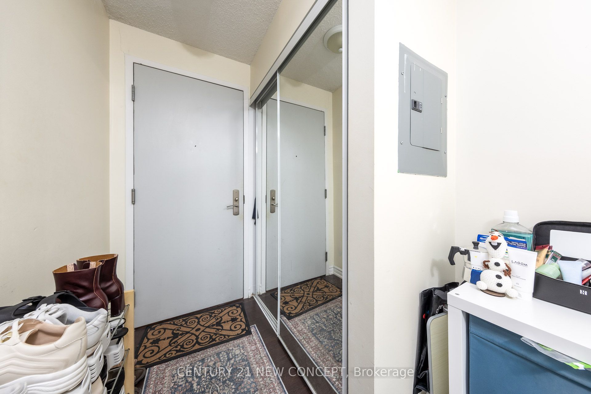 761 Bay Street 404, Toronto, ON M5G 2R2 photo 2