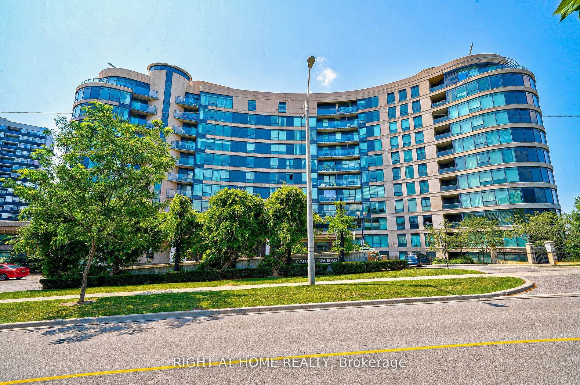 18 Valley woods Road 813, Toronto, ON M3A 0A1