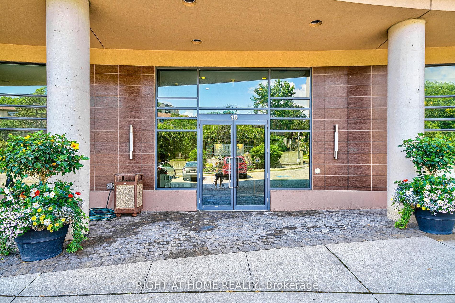 18 Valley woods Road 813, Toronto, ON M3A 0A1 photo 2