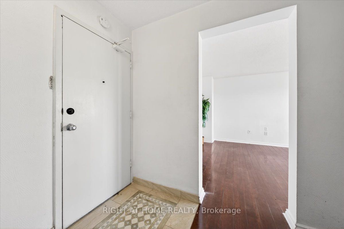 100 Leeward Glenway 708, Toronto, ON M3C 2Z1 photo 4