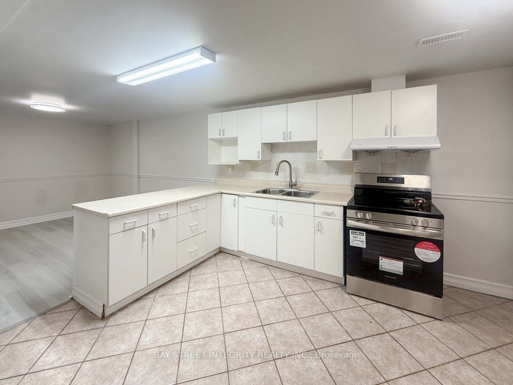 130 Kingslake Road Lower, Toronto, ON M2J 3G1