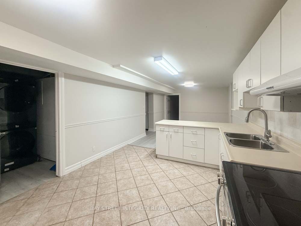 130 Kingslake Road Lower, Toronto, ON M2J 3G1 photo 2