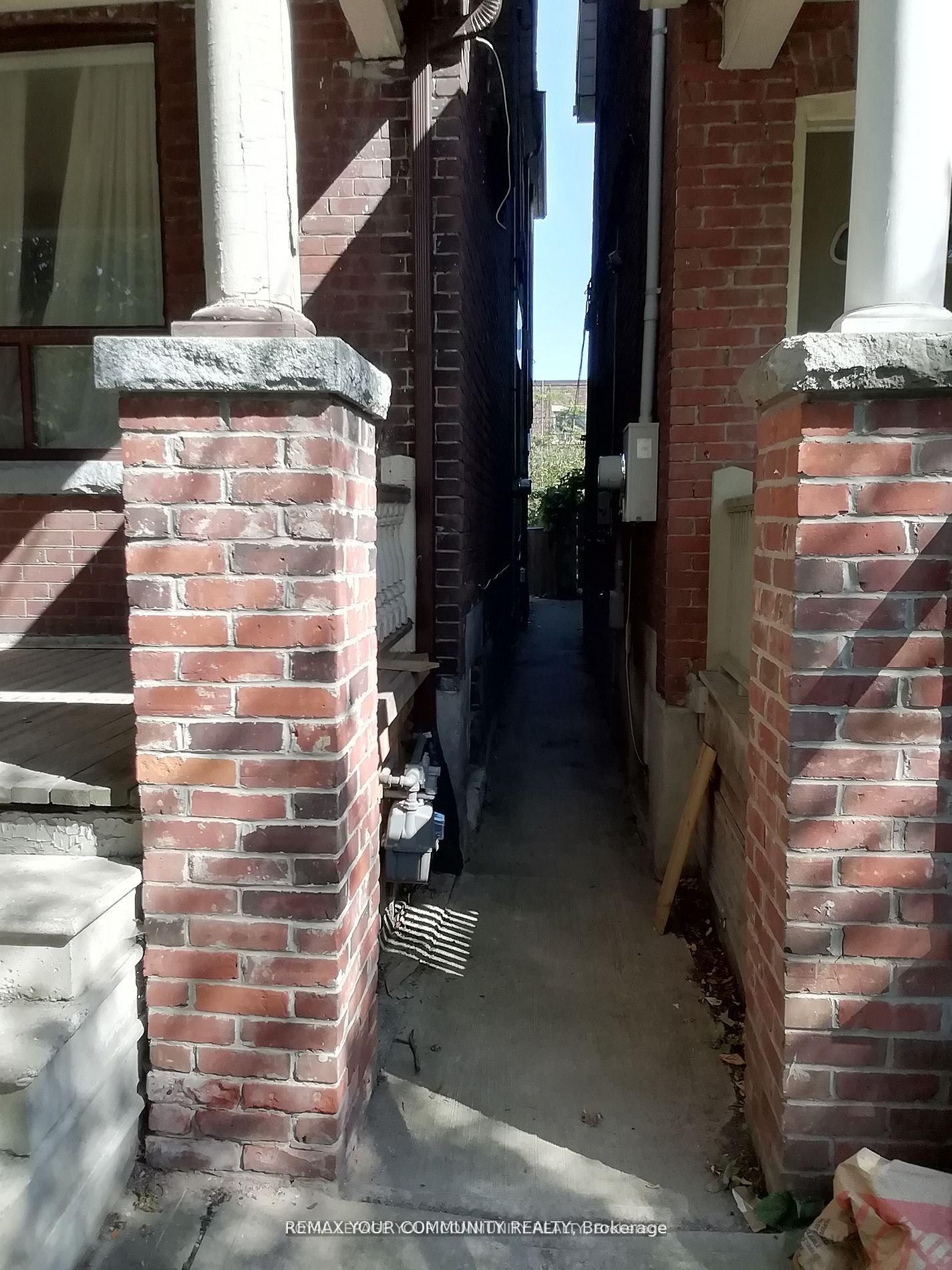 761 Markham Street Bsmt, Toronto, ON M6G 2M4 photo 3