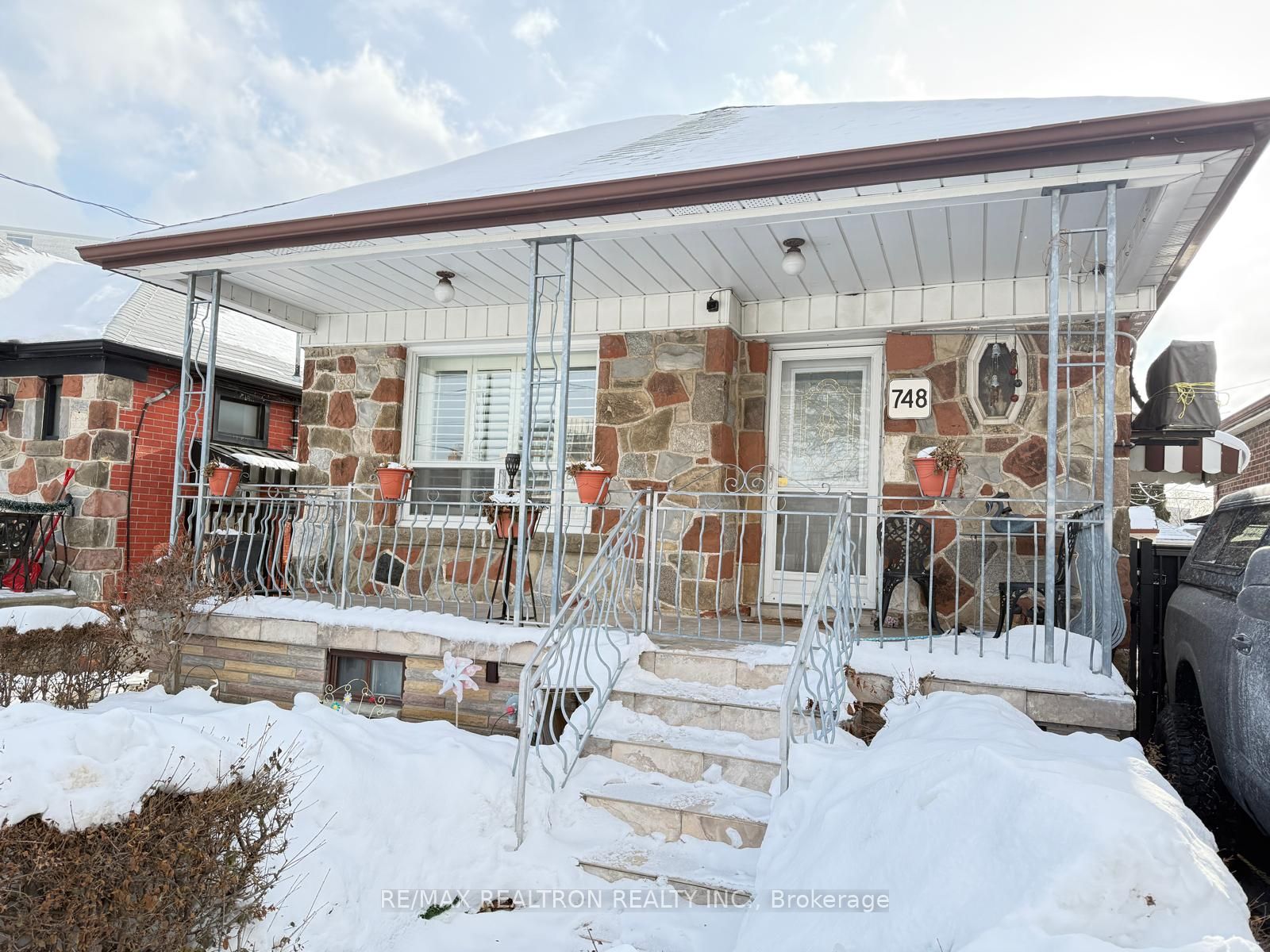 748 Vaughan Road, Toronto, ON M6E 2Z2 photo 2