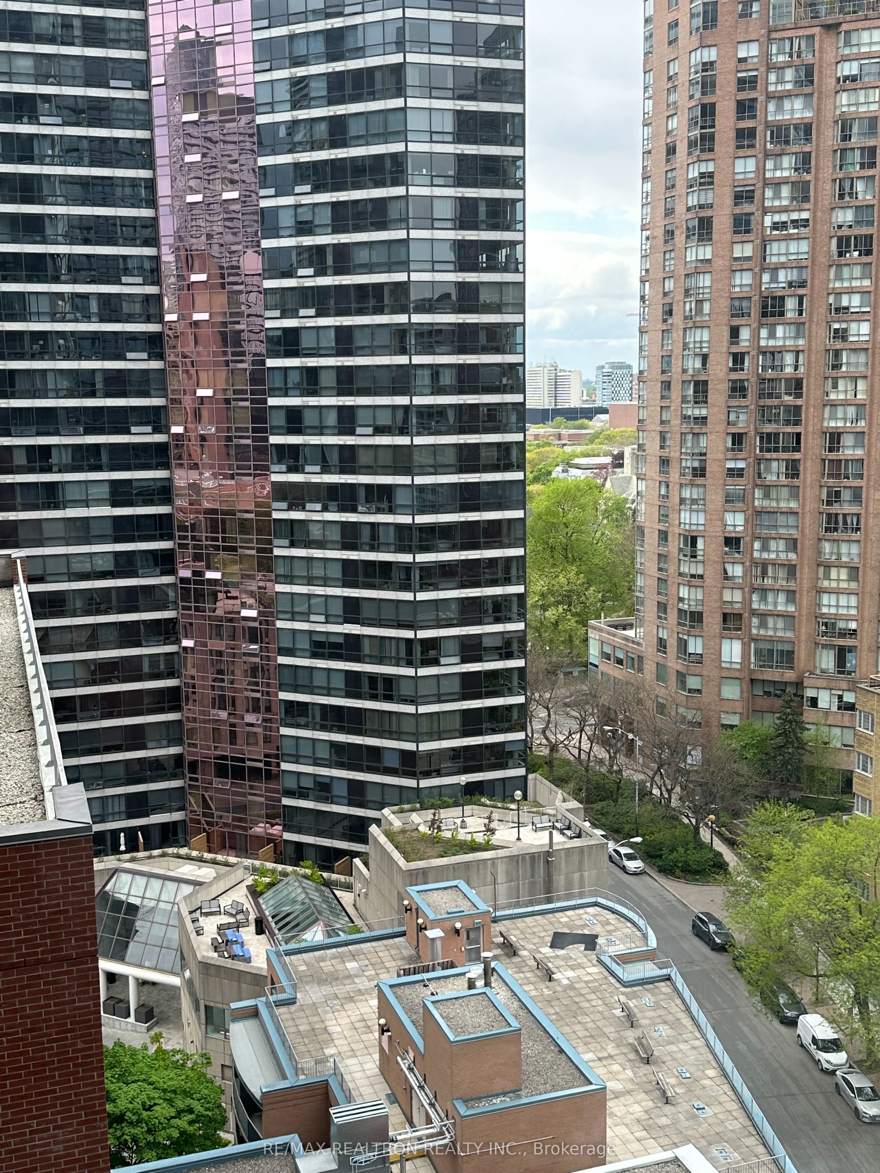 5 St Joseph Street 1307, Toronto, ON M4Y 0B6 photo 3