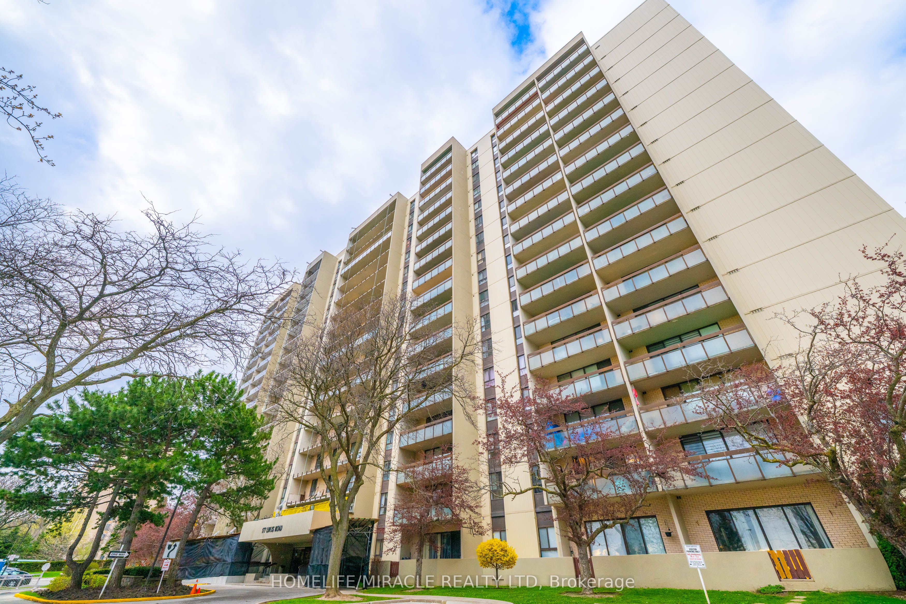 177 Linus Road 905, Toronto, ON M2J 4S5