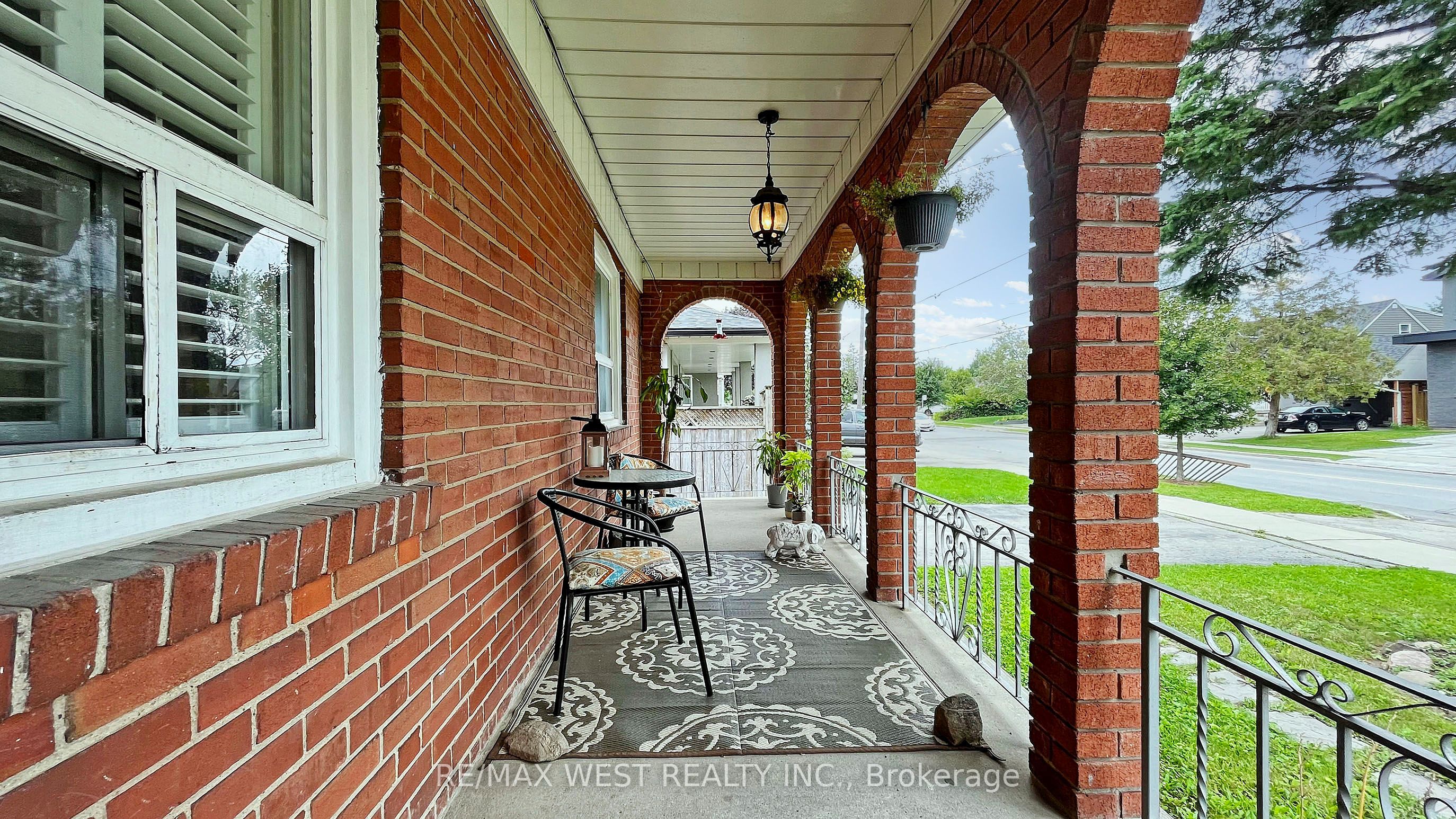 139 Ranee Avenue Main Floor, Toronto, ON M6A 1N3 photo 3