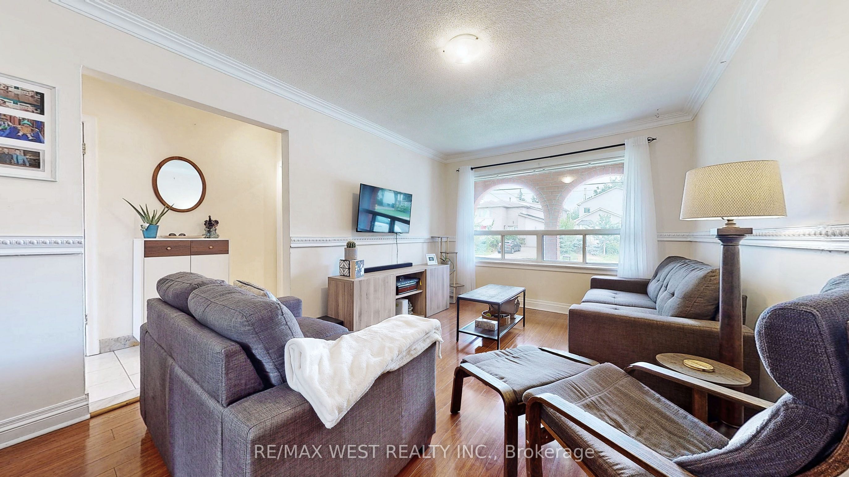 139 Ranee Avenue Main Floor, Toronto, ON M6A 1N3 photo 4