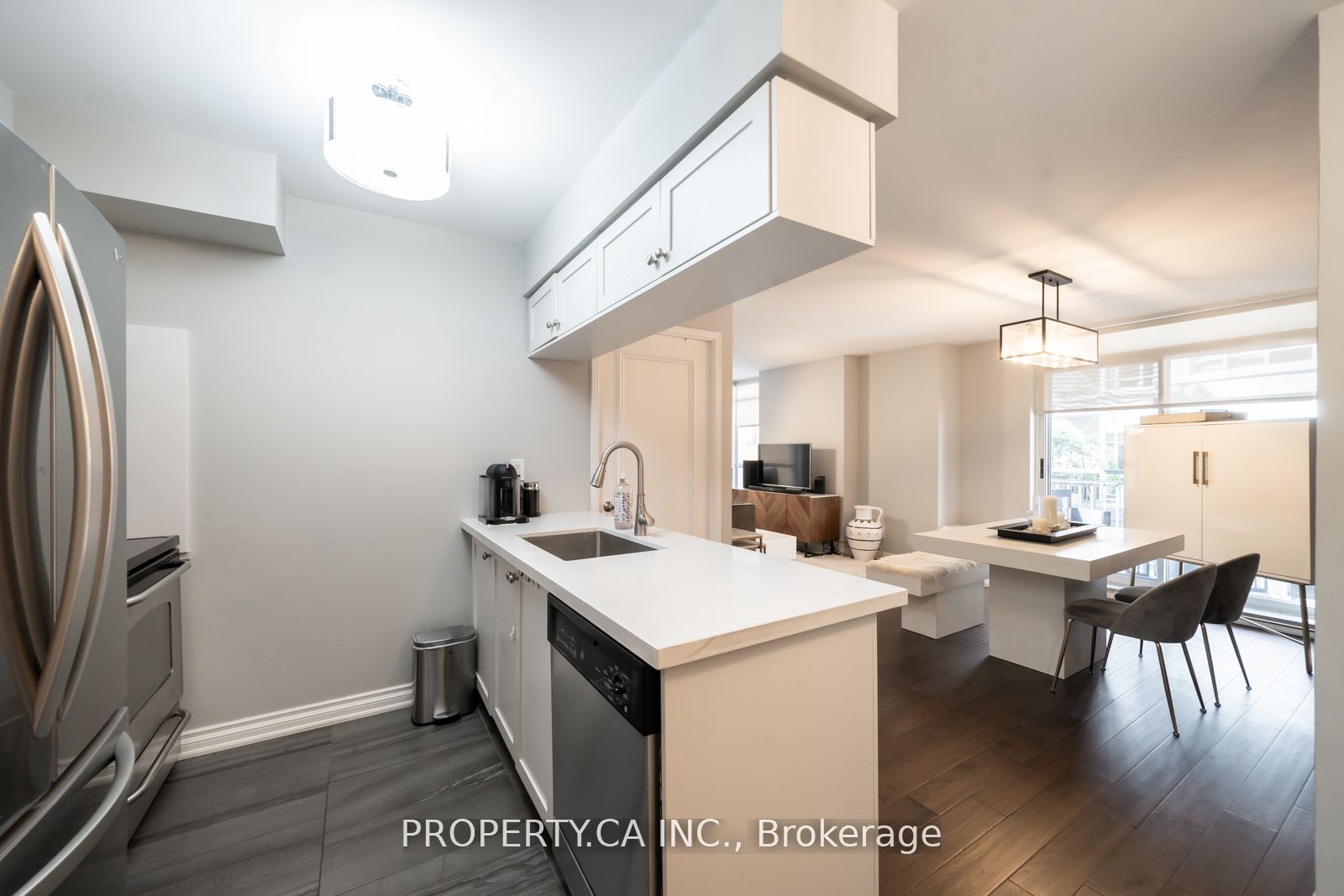 60 St Clair Avenue W 202, Toronto, ON M4V 1M1 photo 2