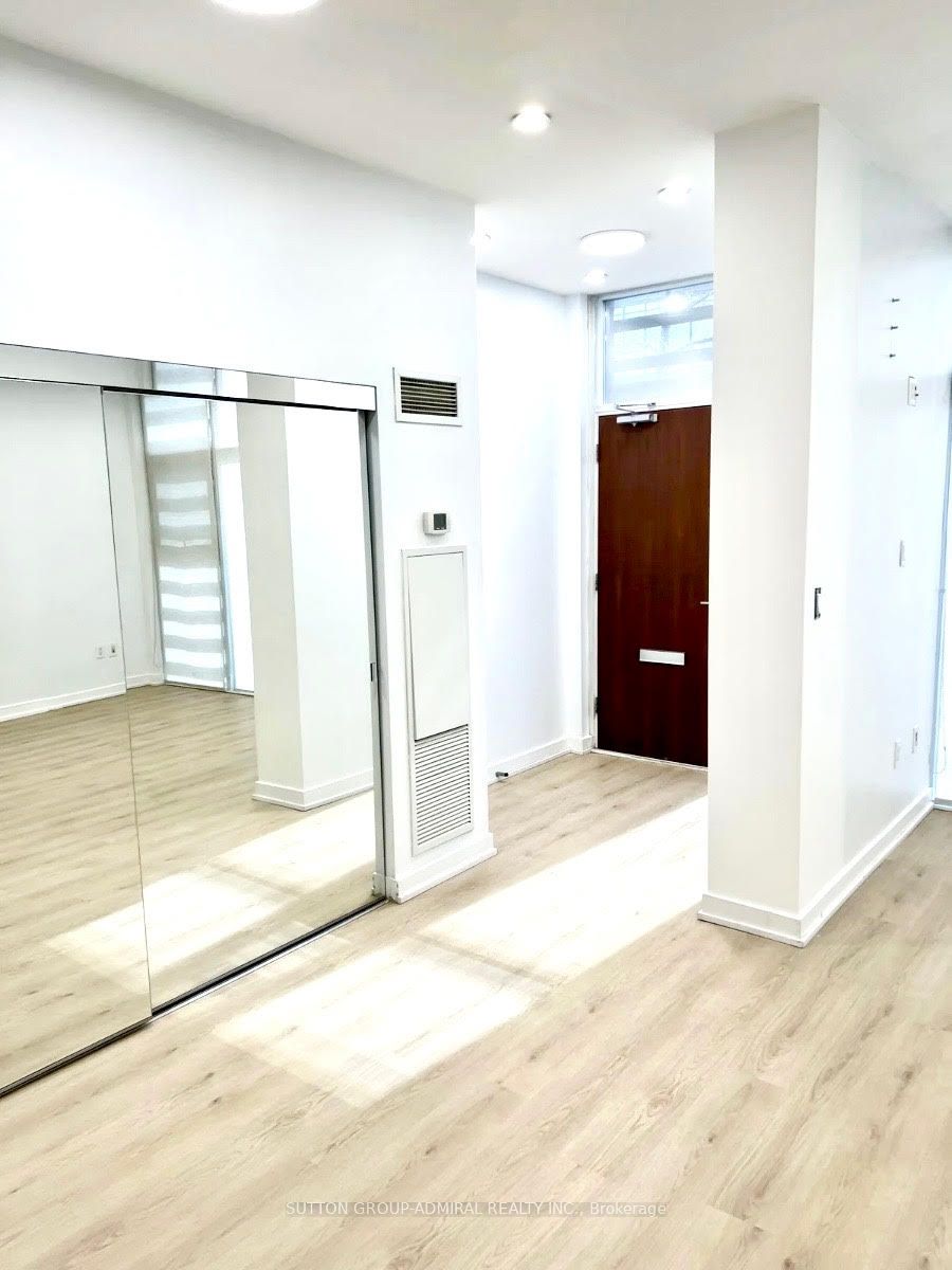 18 Capreol Court G20, Toronto, ON M5V 4A3 photo 3
