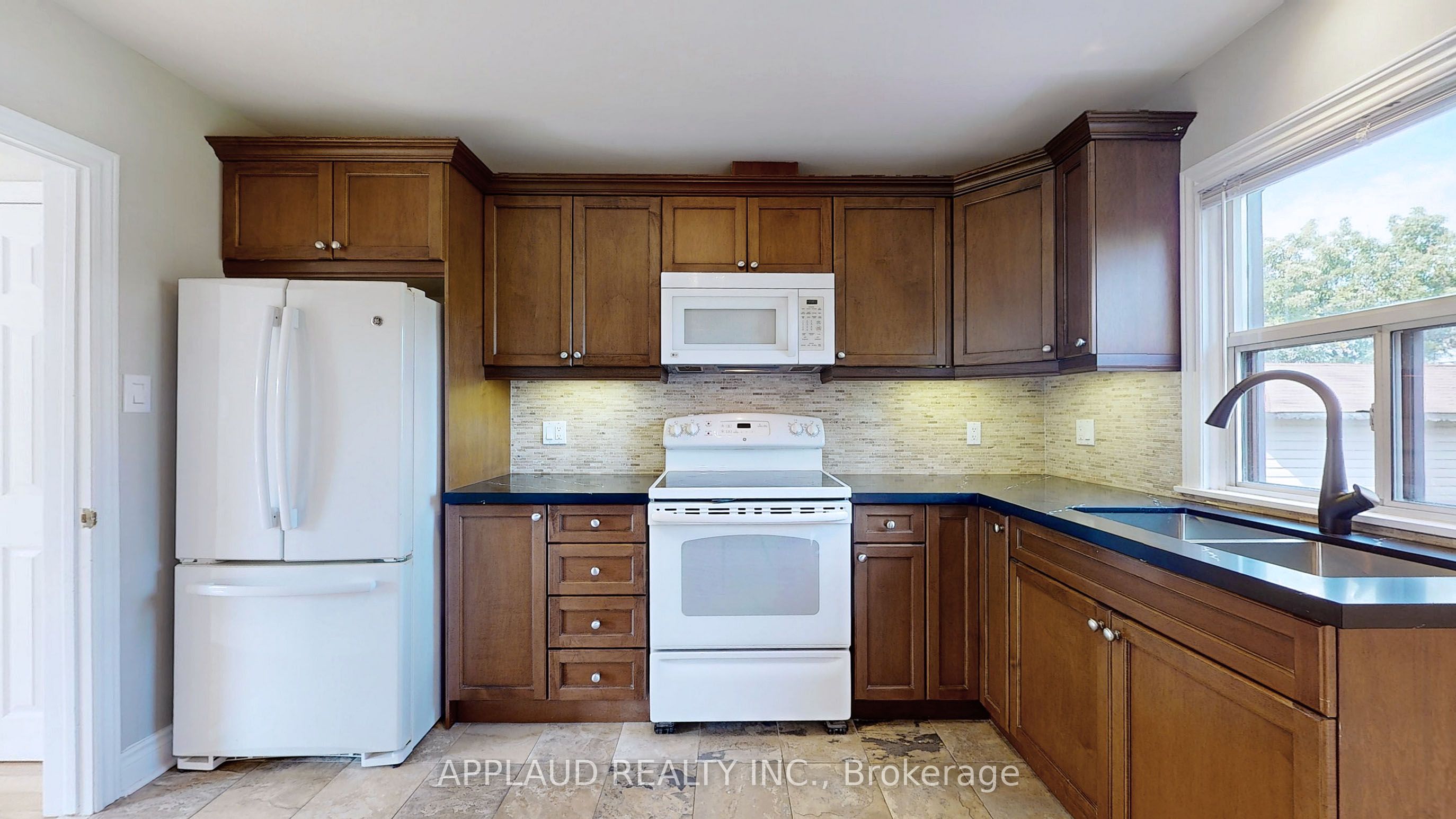 34 Wyndcliff Crescent, Toronto, ON M4A 2K1 photo 3