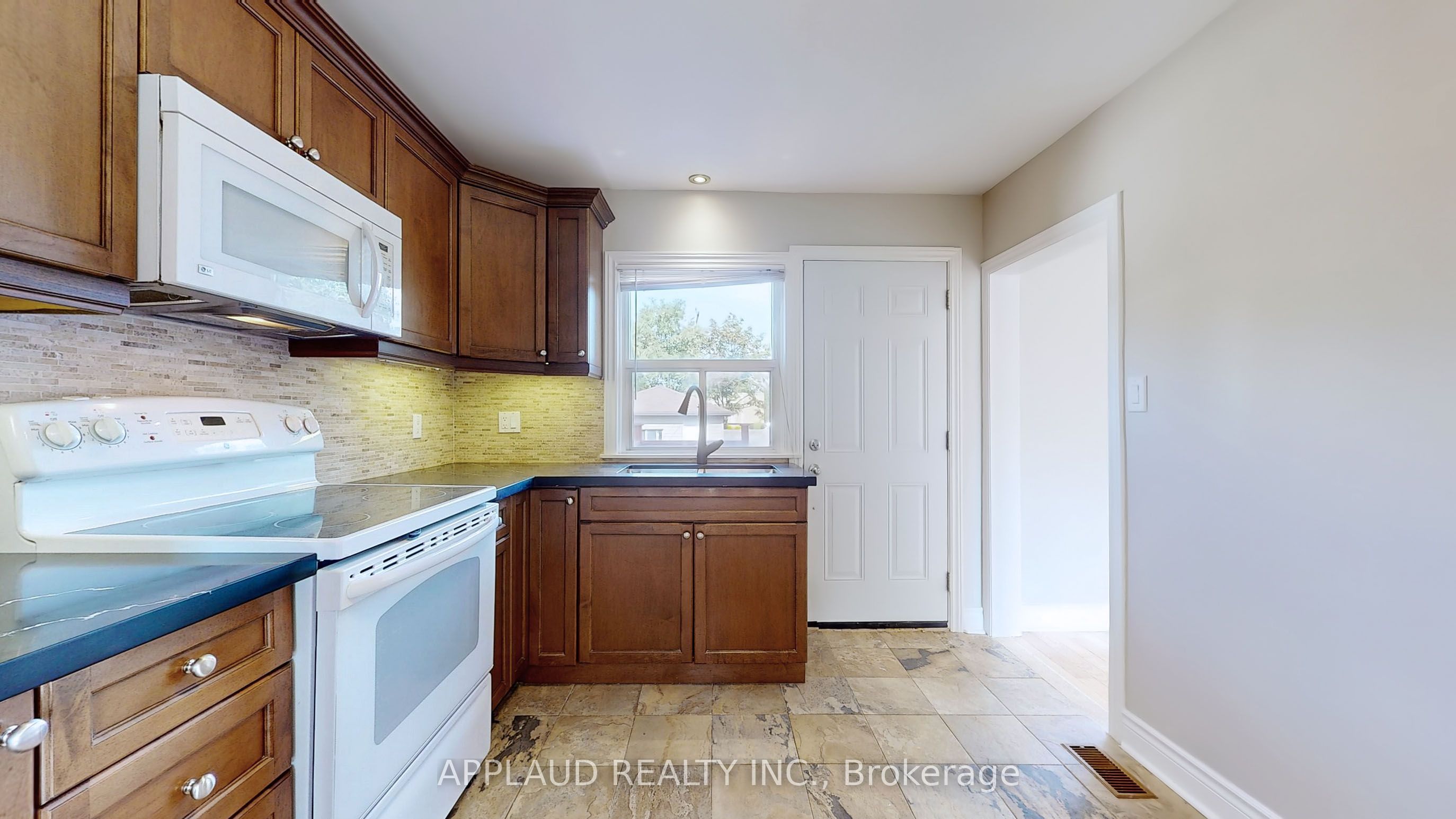 34 Wyndcliff Crescent, Toronto, ON M4A 2K1 photo 5