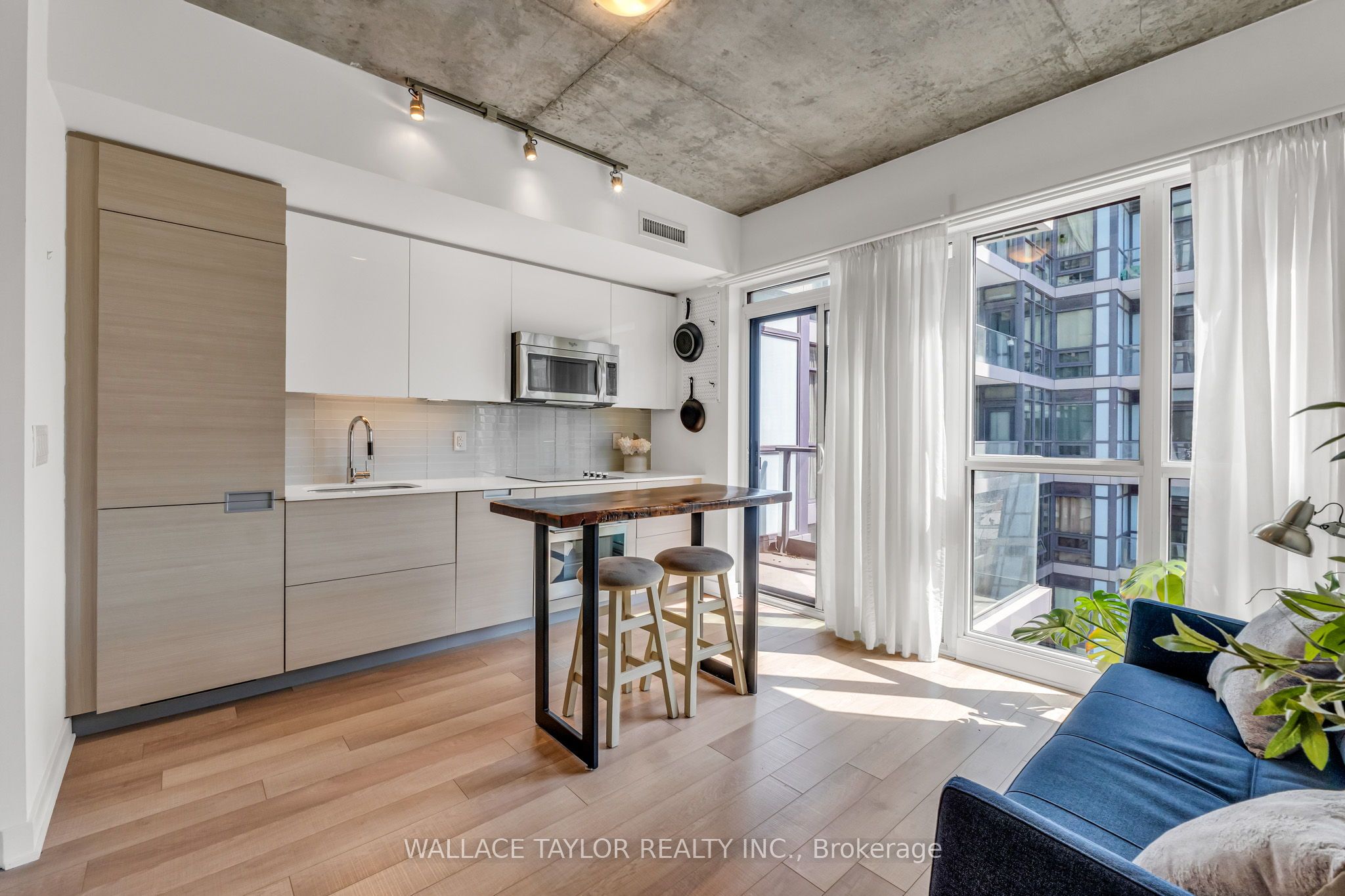 210 Simcoe Street 1702, Toronto, ON M5T 0A9