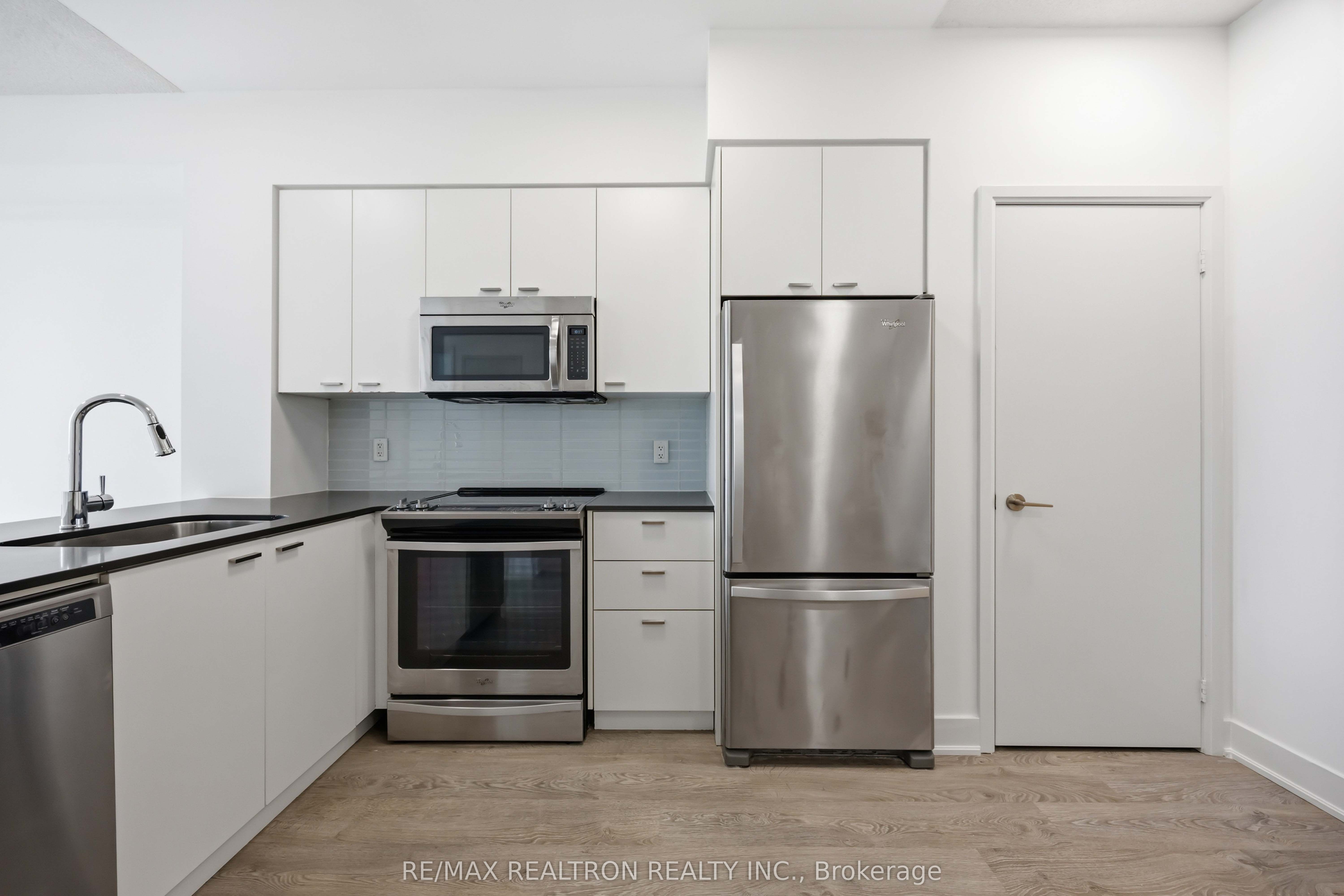 30 Roehampton Avenue 1501, Toronto, ON M4P 0B9 photo 2