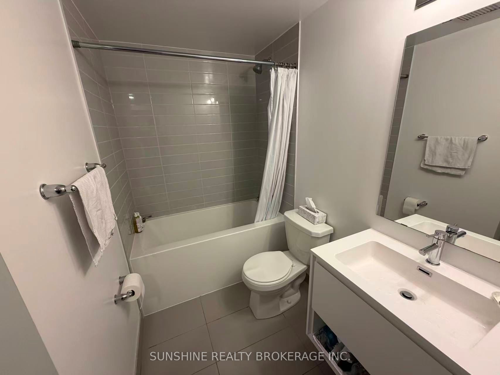159 Wellesley Street E 3210 Shared Kitchen Bath, Toronto, ON M4Y 0H5 photo 2