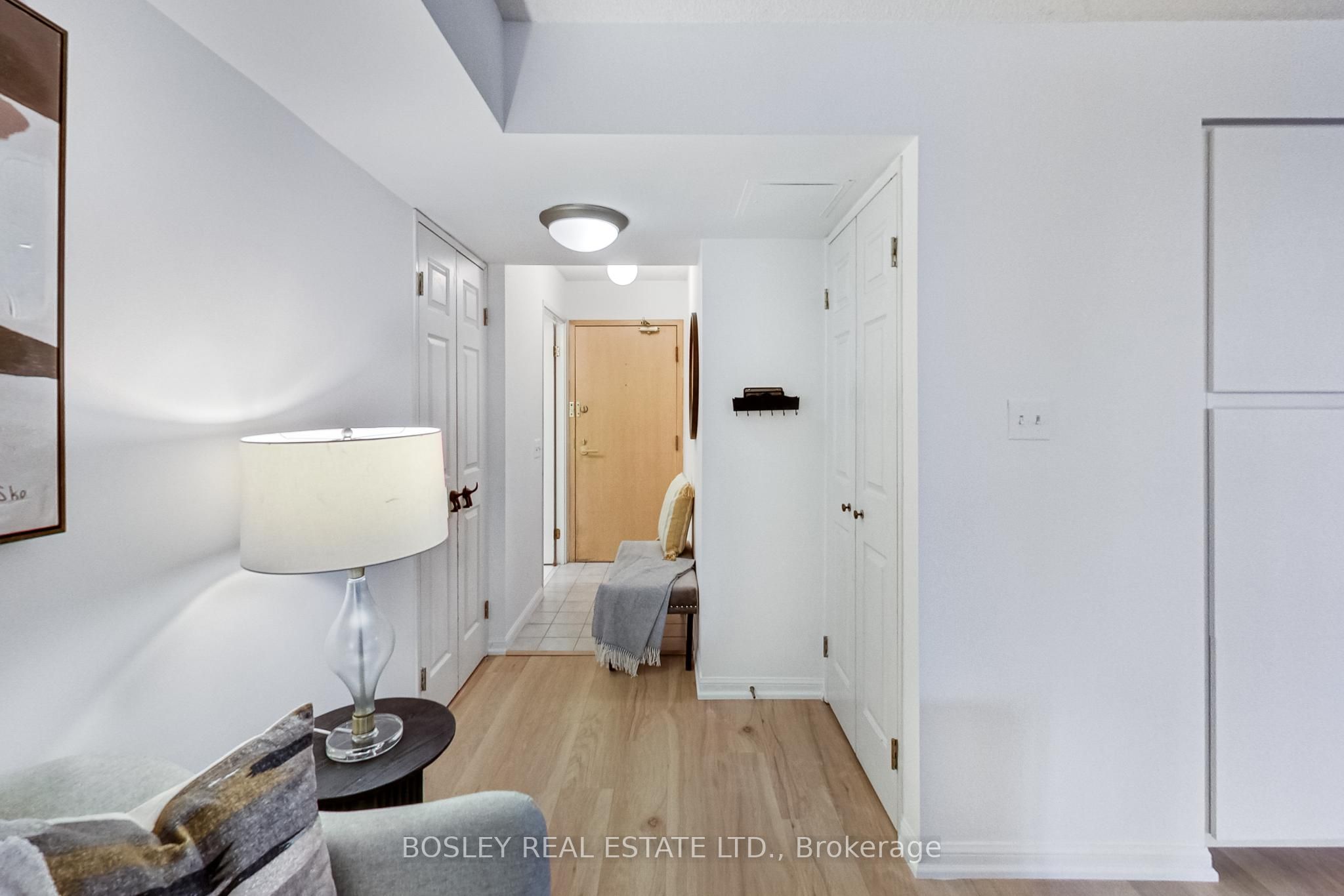 24 Wellesley Street W 209, Toronto, ON M4Y 2X6 photo 3
