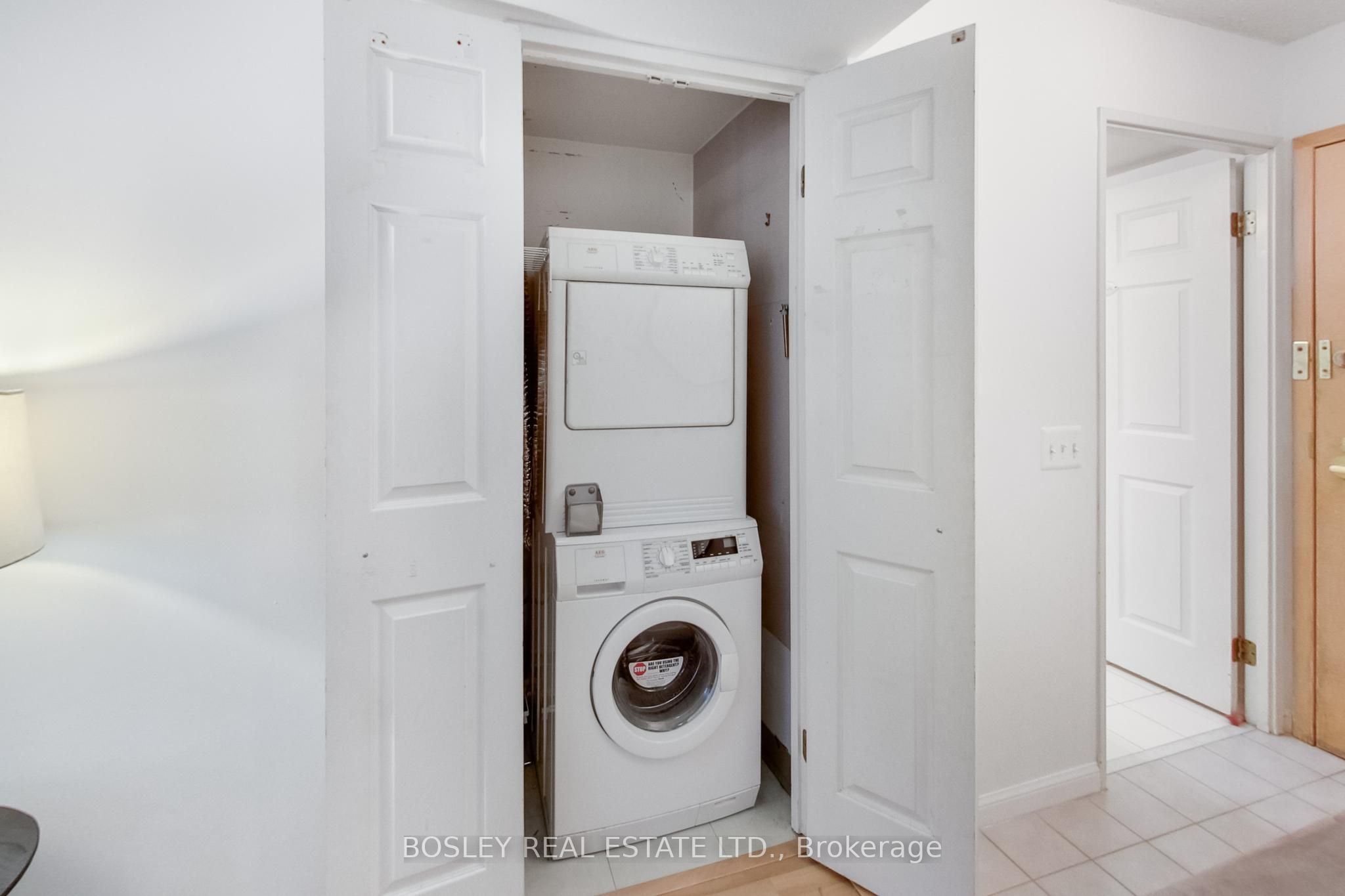 24 Wellesley Street W 209, Toronto, ON M4Y 2X6 photo 4