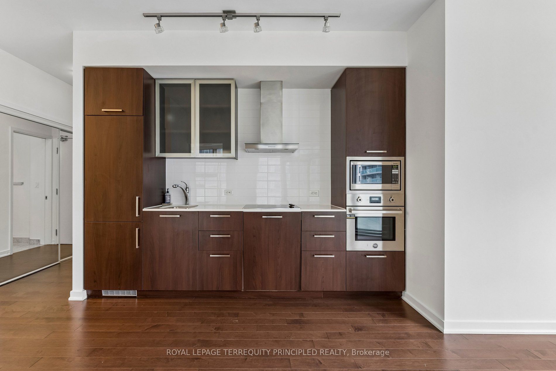12 York Street 307, Toronto, ON M5J 0A9 photo 2