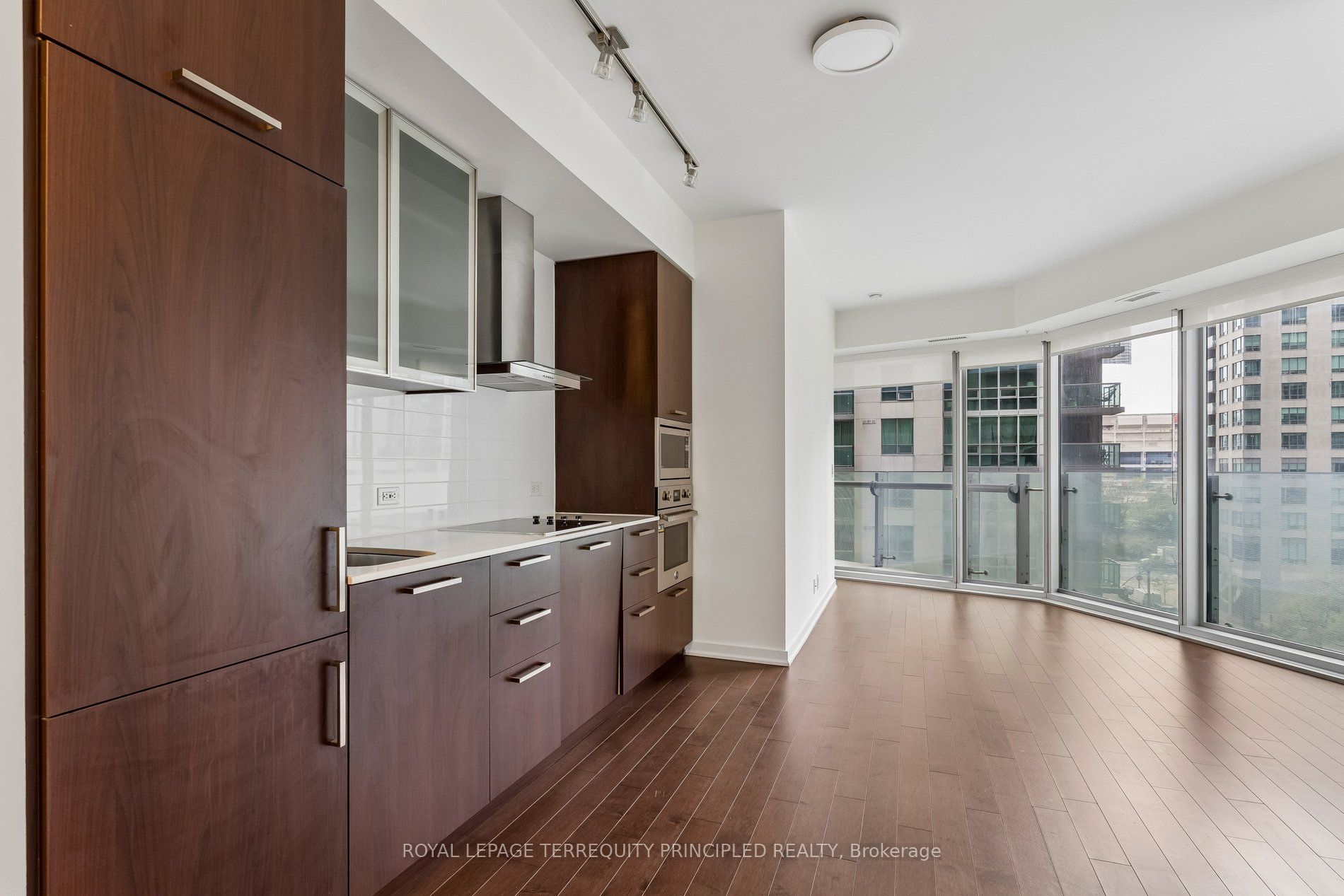 12 York Street 307, Toronto, ON M5J 0A9 photo 3