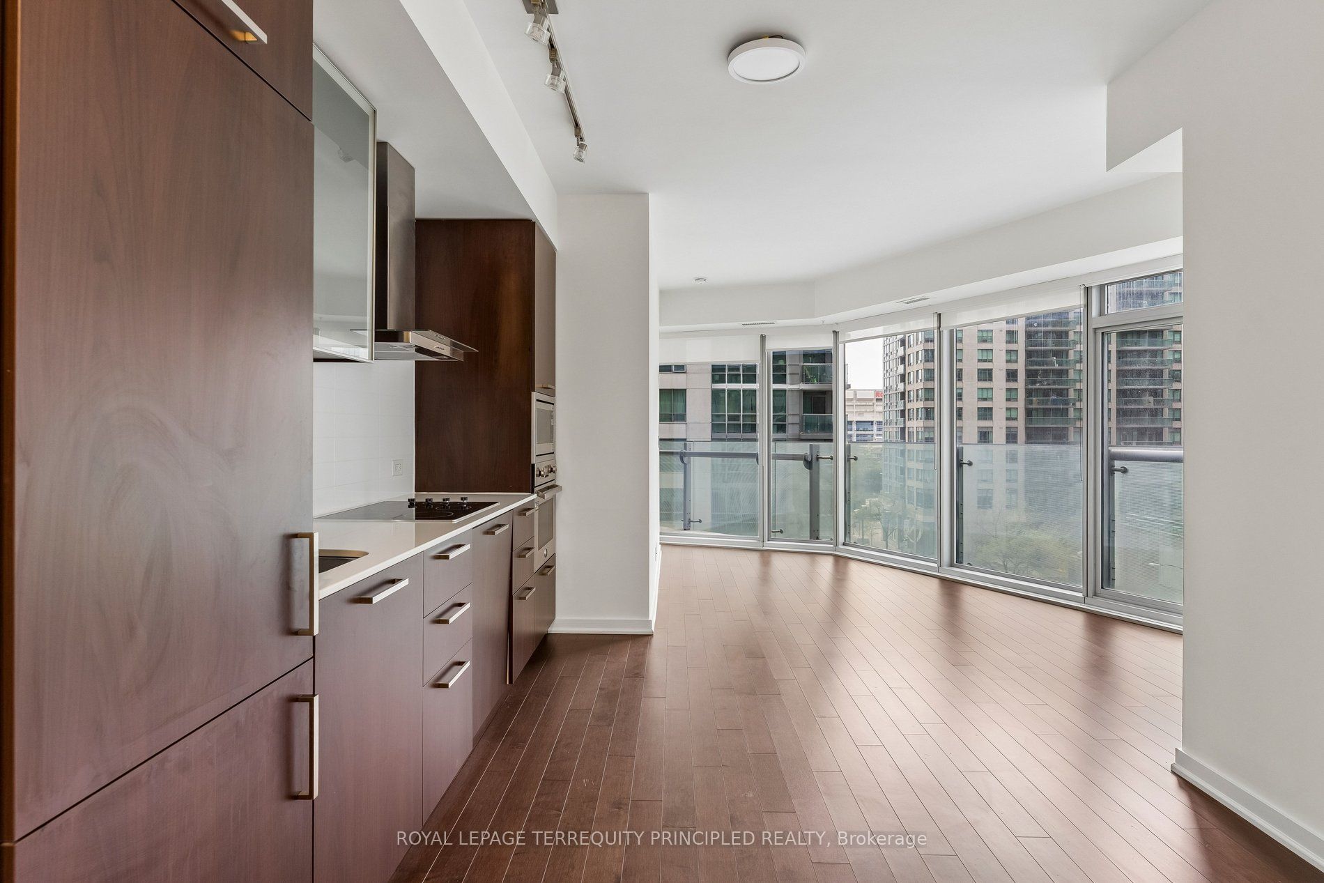 12 York Street 307, Toronto, ON M5J 0A9 photo 4