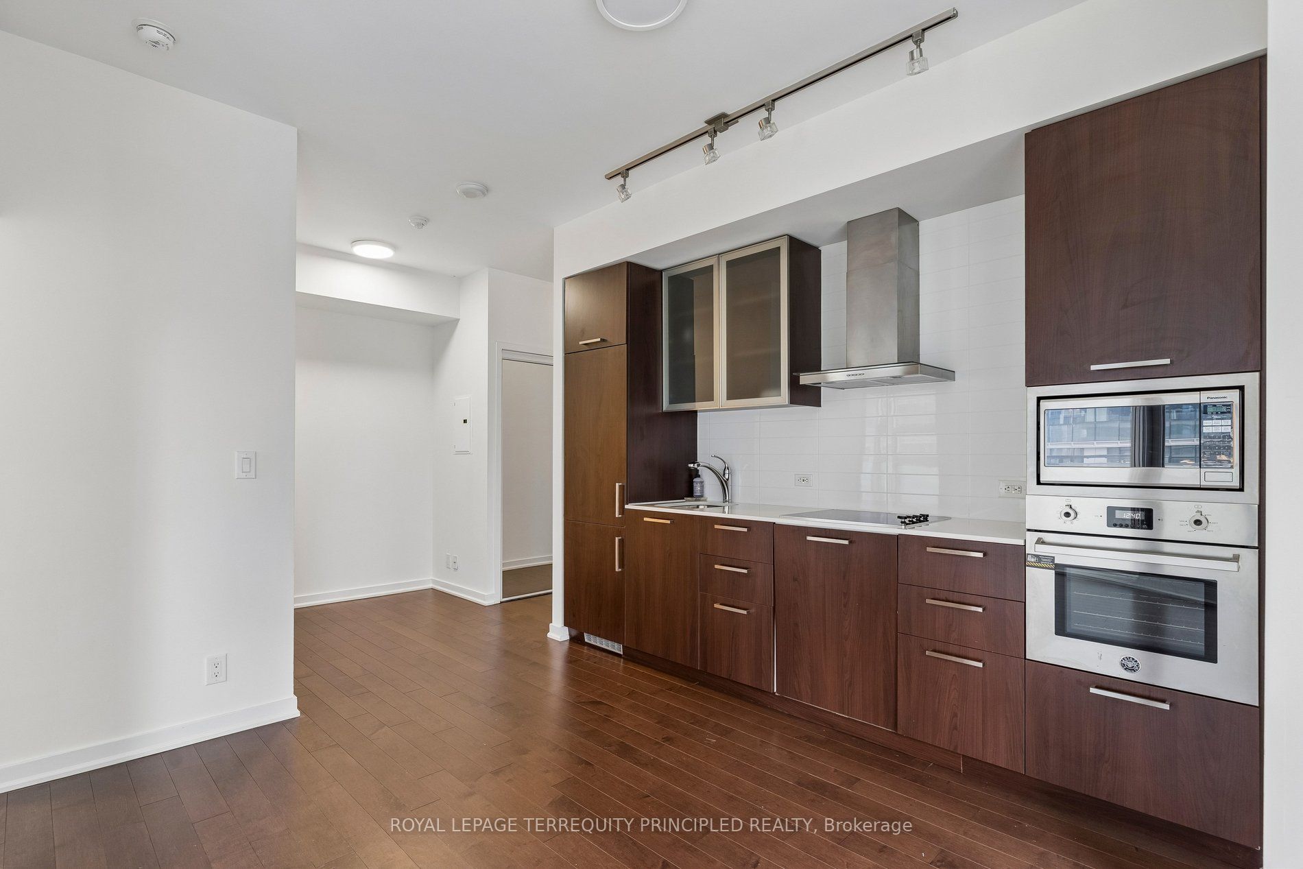 12 York Street 307, Toronto, ON M5J 0A9 photo 5