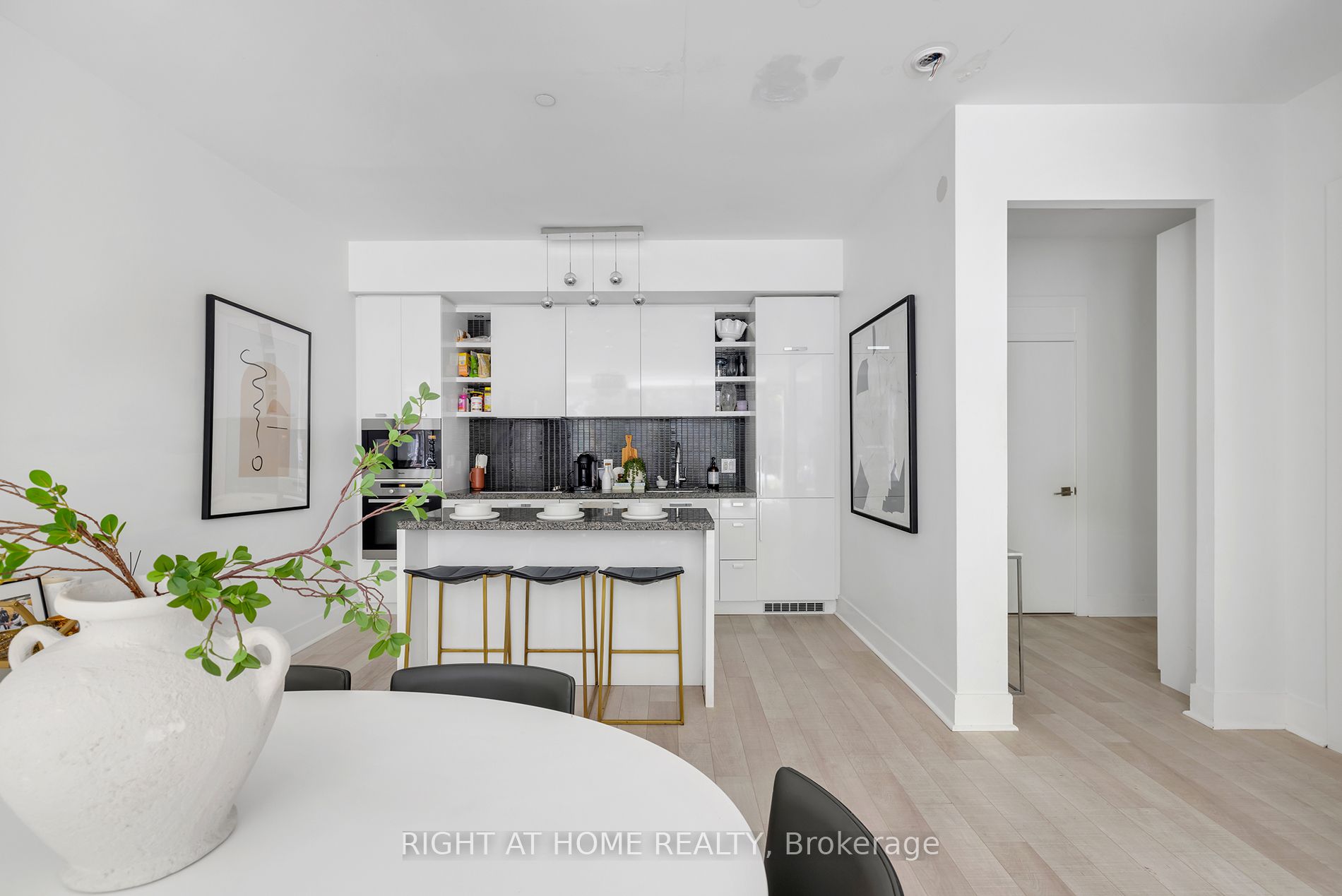 32 Davenport Road TH 101, Toronto, ON M5R 1H3 photo 4